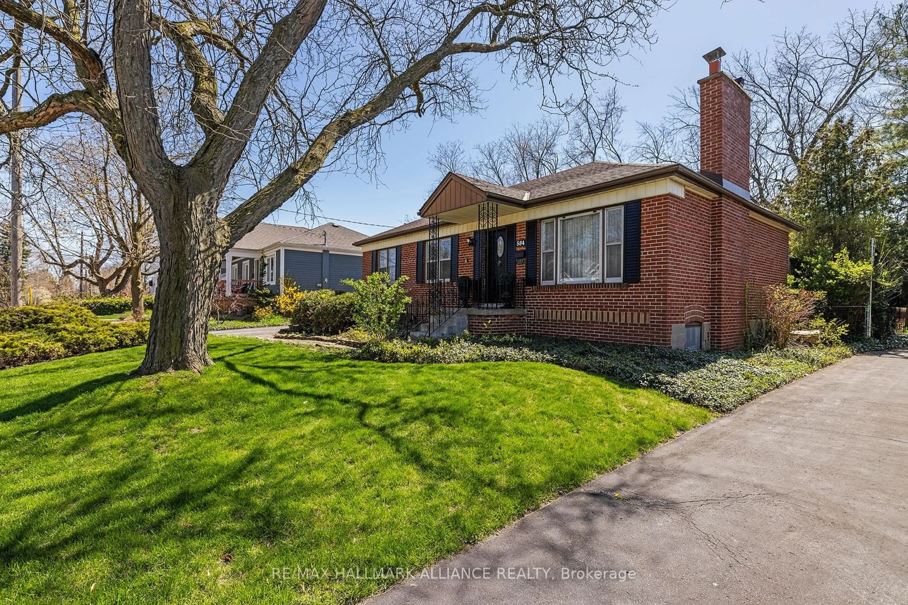 Home with brick exterior material for 584 Lorne St, Burlington Ontario L7R 2T6