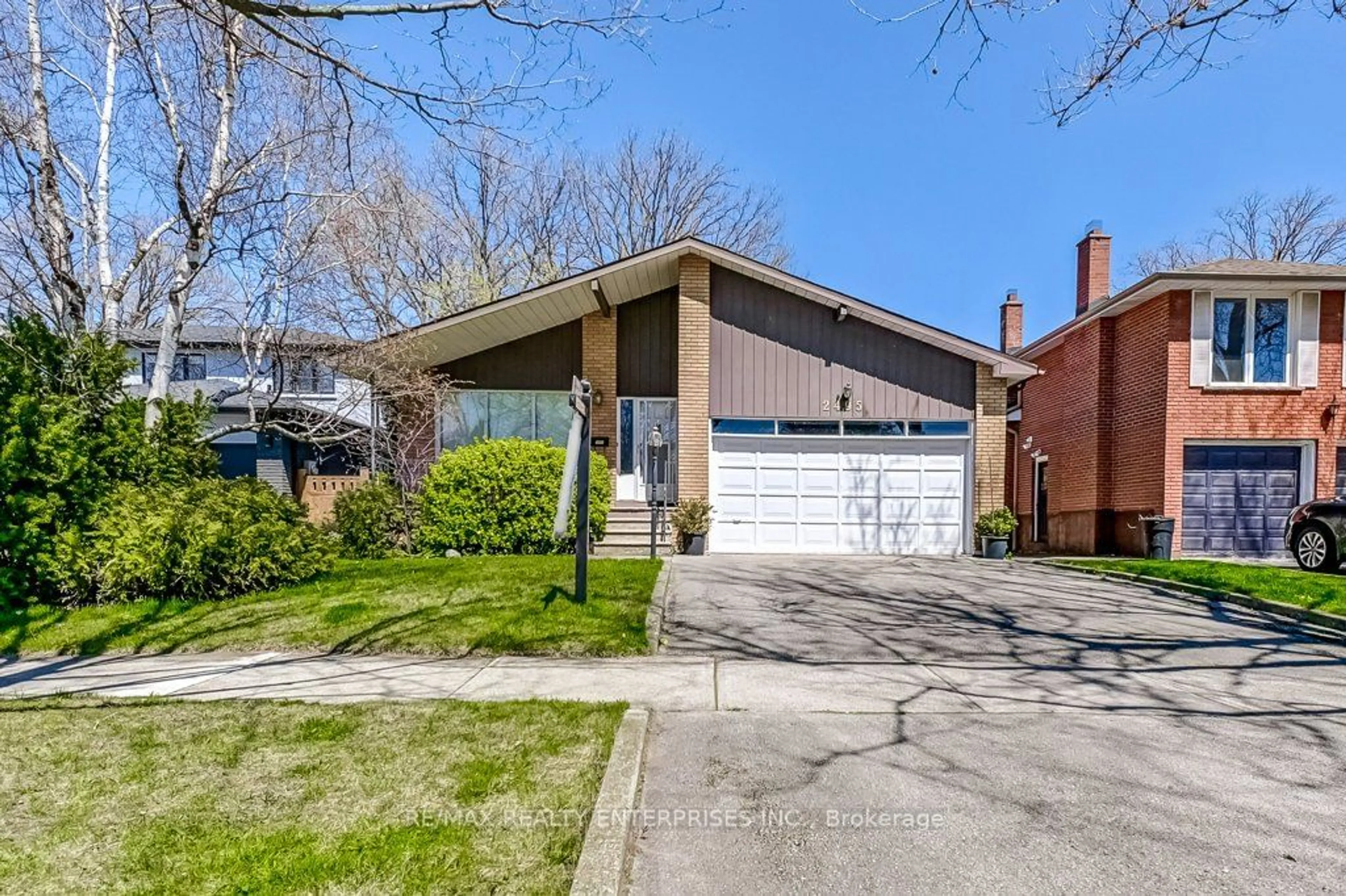 Frontside or backside of a home for 2495 Waterford St, Oakville Ontario L6L 5E5