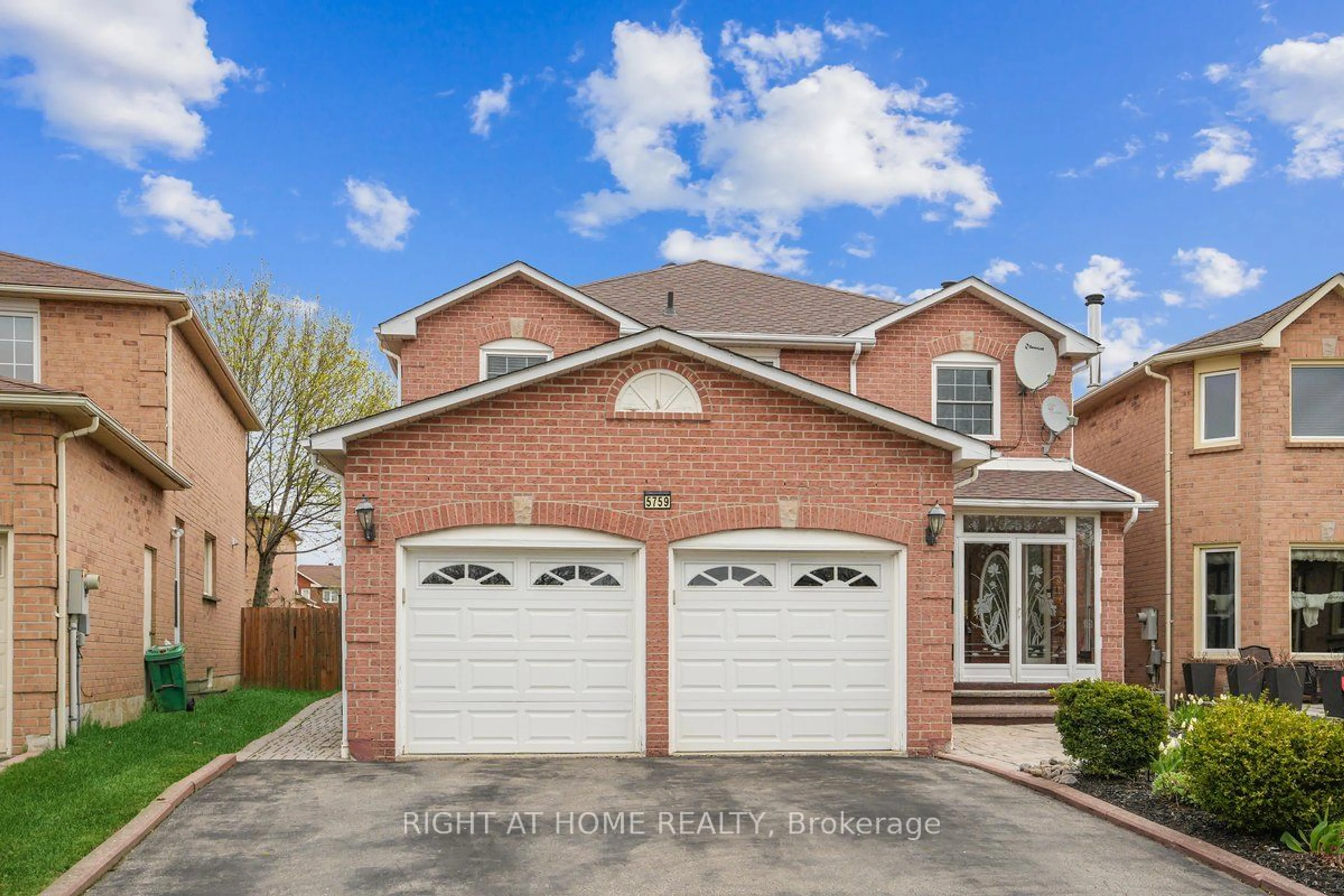 Home with brick exterior material for 5759 Riverdale Cres, Mississauga Ontario L5M 4R5