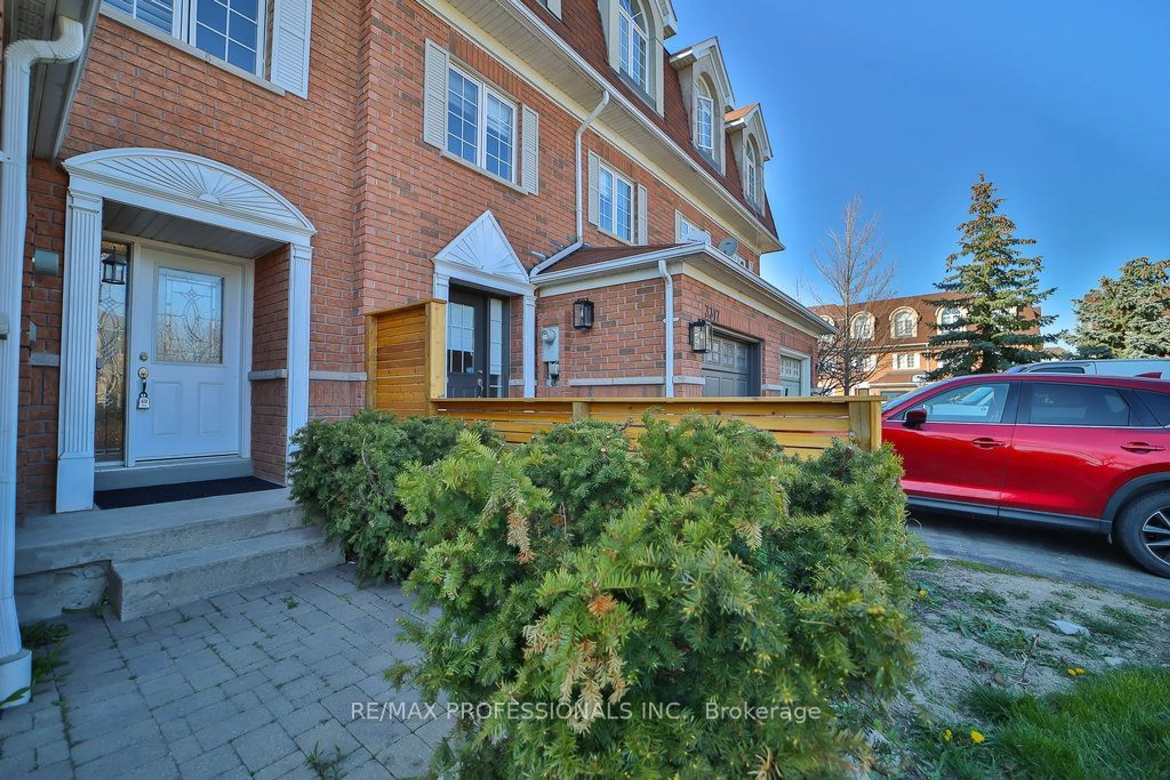 A pic from exterior of the house or condo for 3319 Southwick St, Mississauga Ontario L5M 7K9