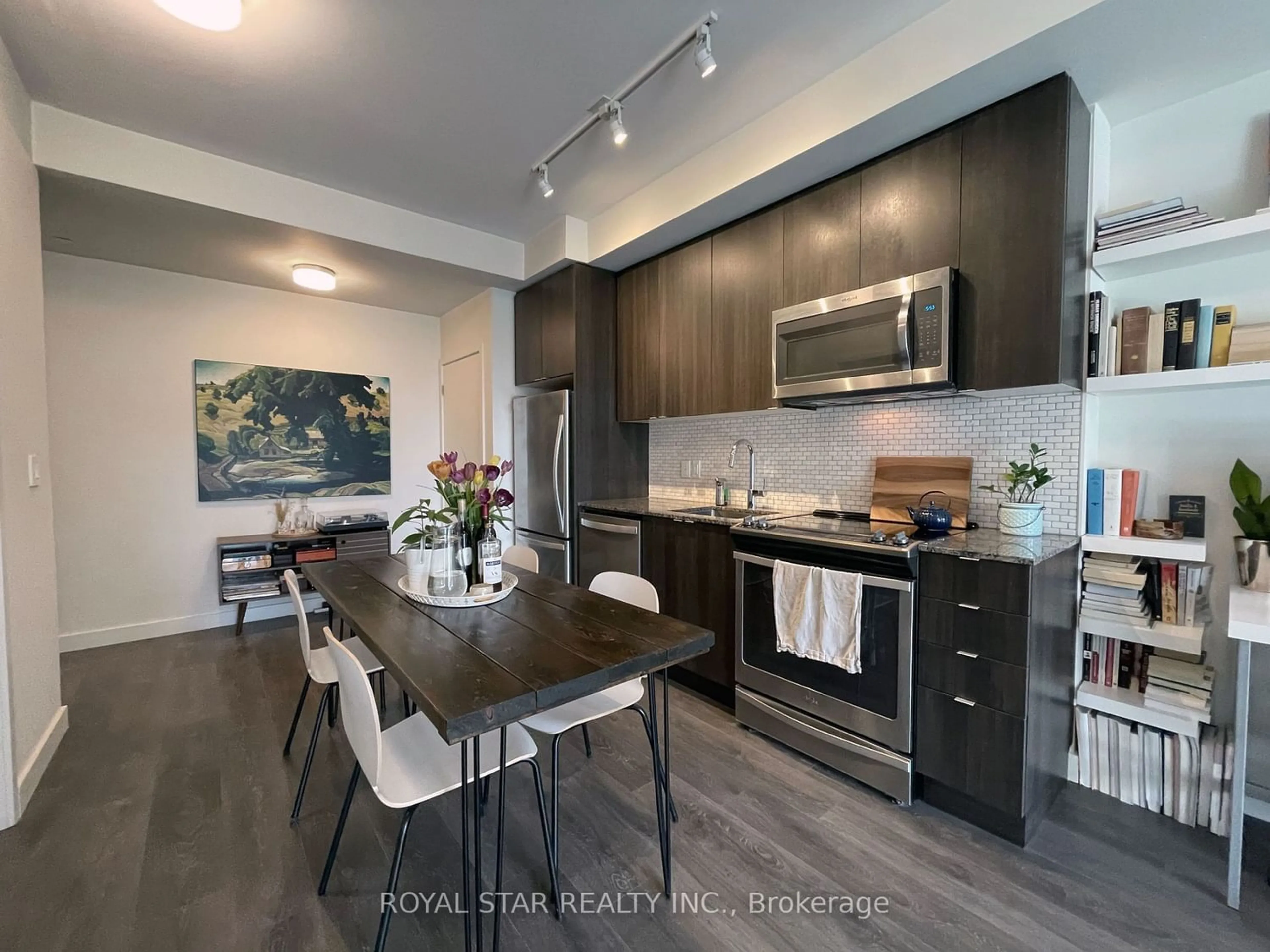 Contemporary kitchen for 150 Sabina Dr #106, Oakville Ontario L6H 0W3