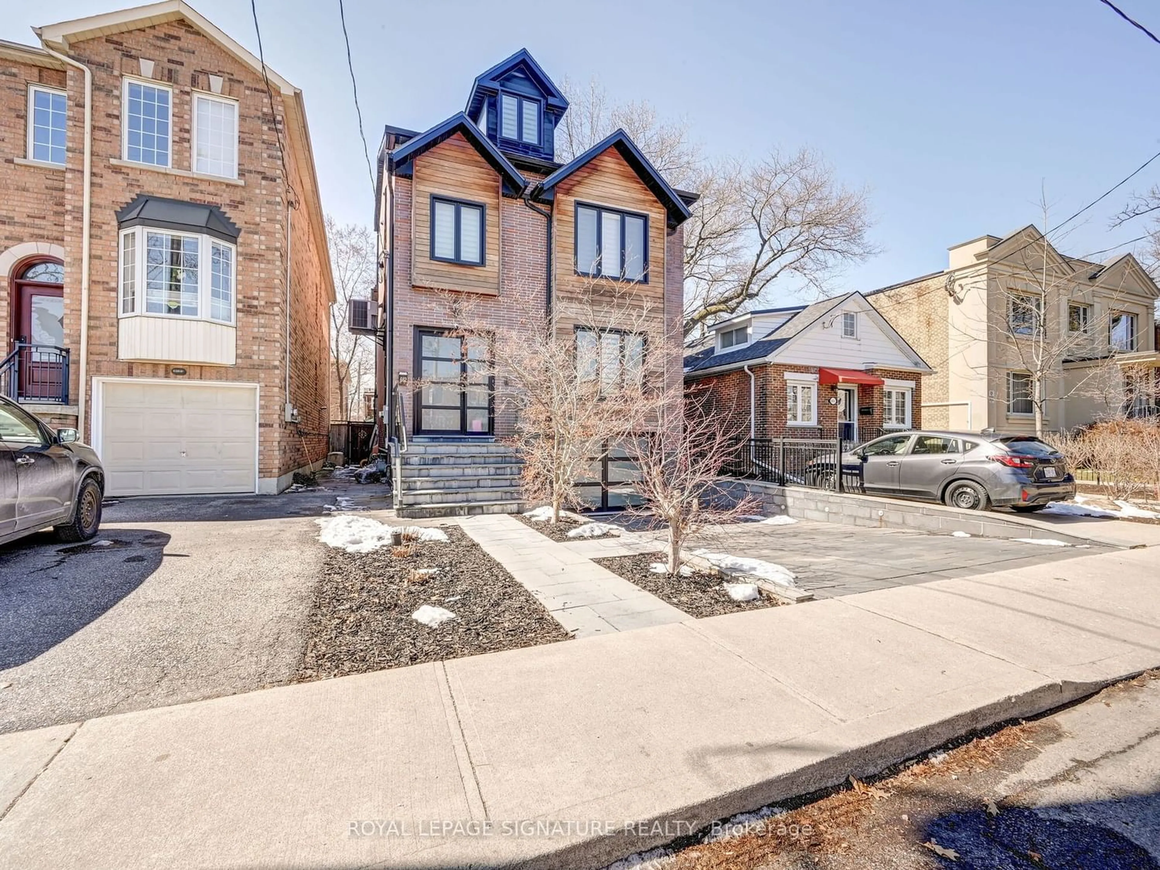 Frontside or backside of a home for 662 Willard Ave, Toronto Ontario M6S 3S5