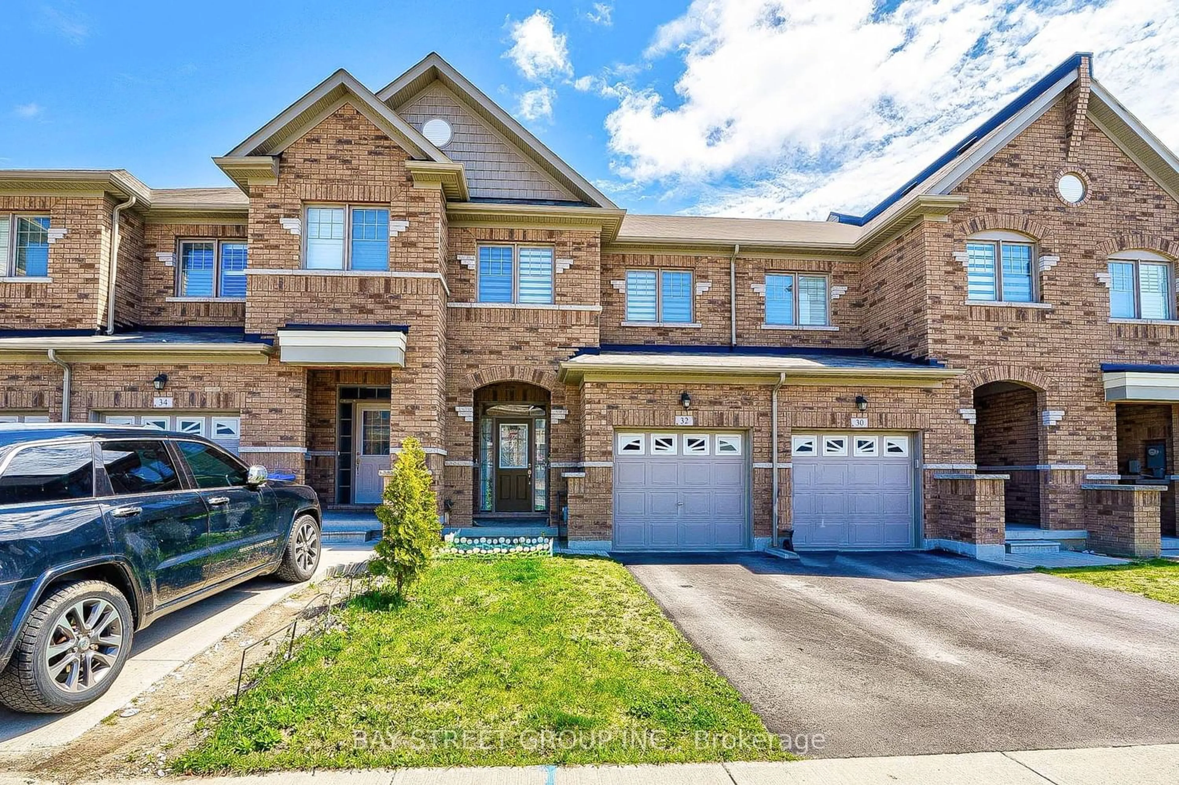 Home with brick exterior material for 32 Davenfield Circ, Brampton Ontario L5P 3R6