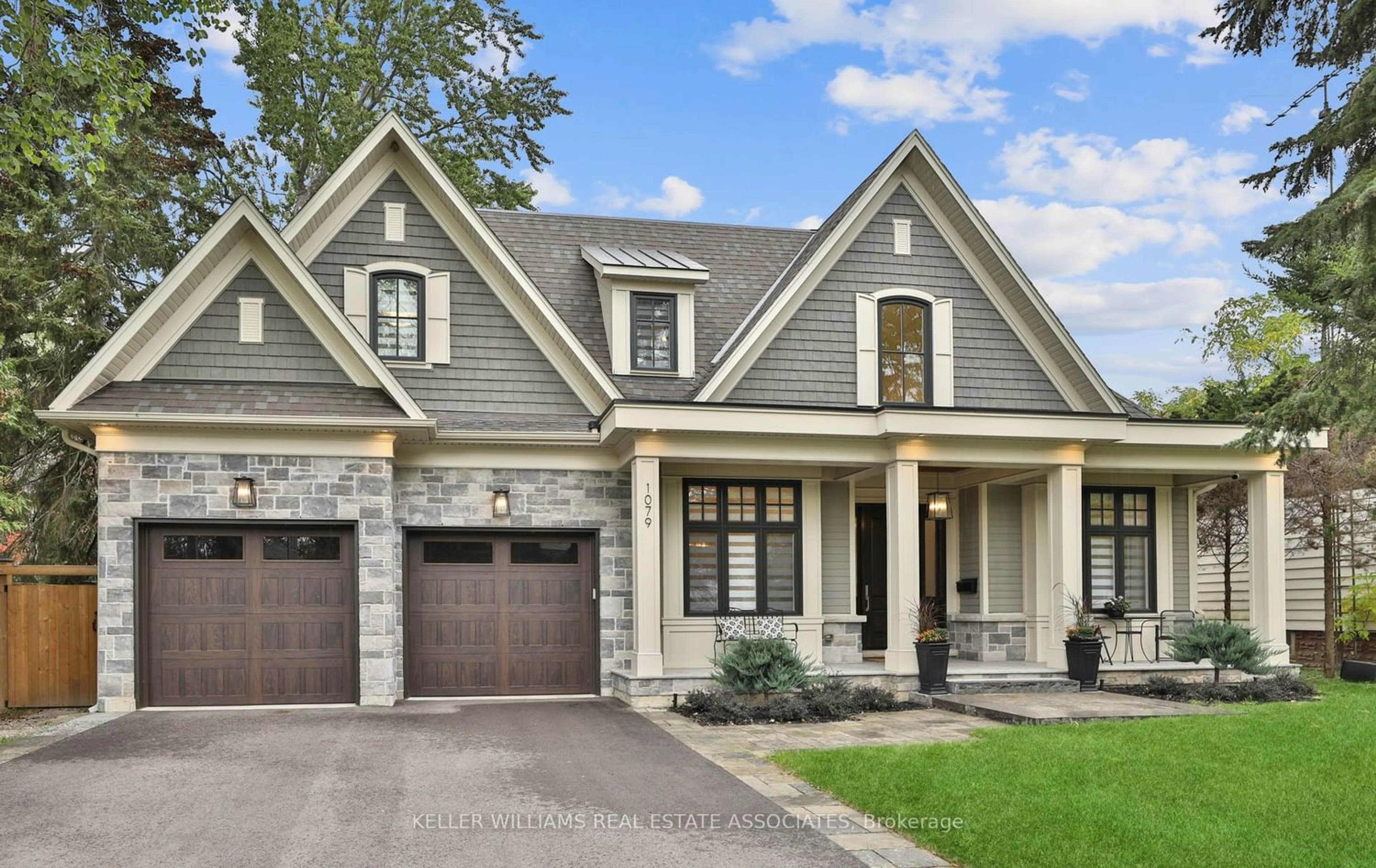 Home with brick exterior material for 1079 Pelham Ave, Mississauga Ontario L5E 1L3