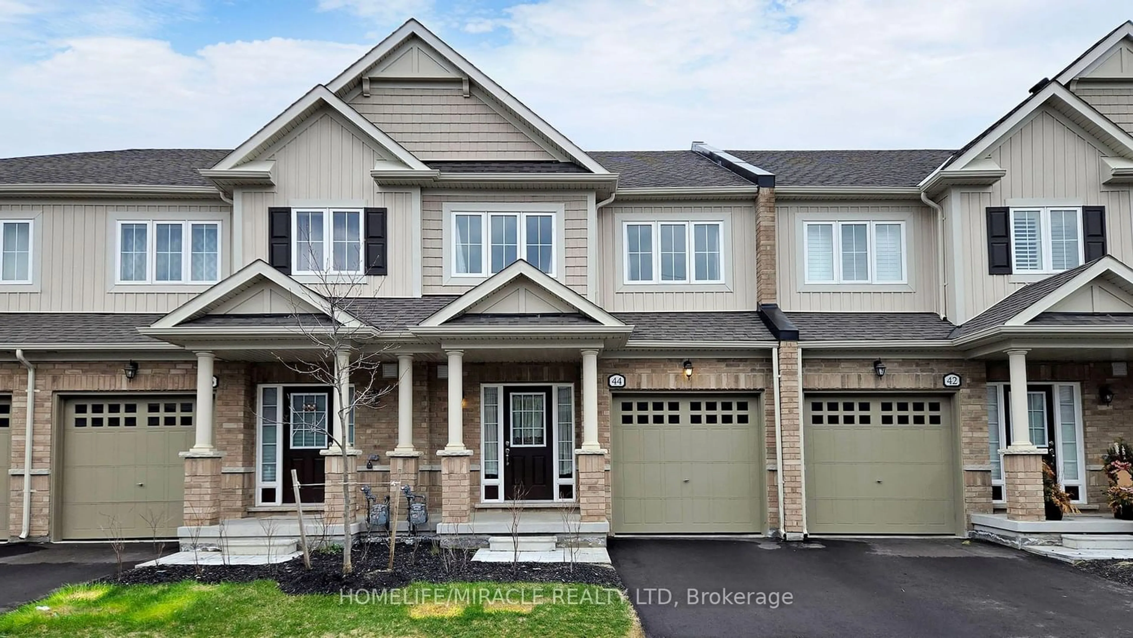 A pic from exterior of the house or condo for 44 Brixham Lane, Brampton Ontario L7A 5K2