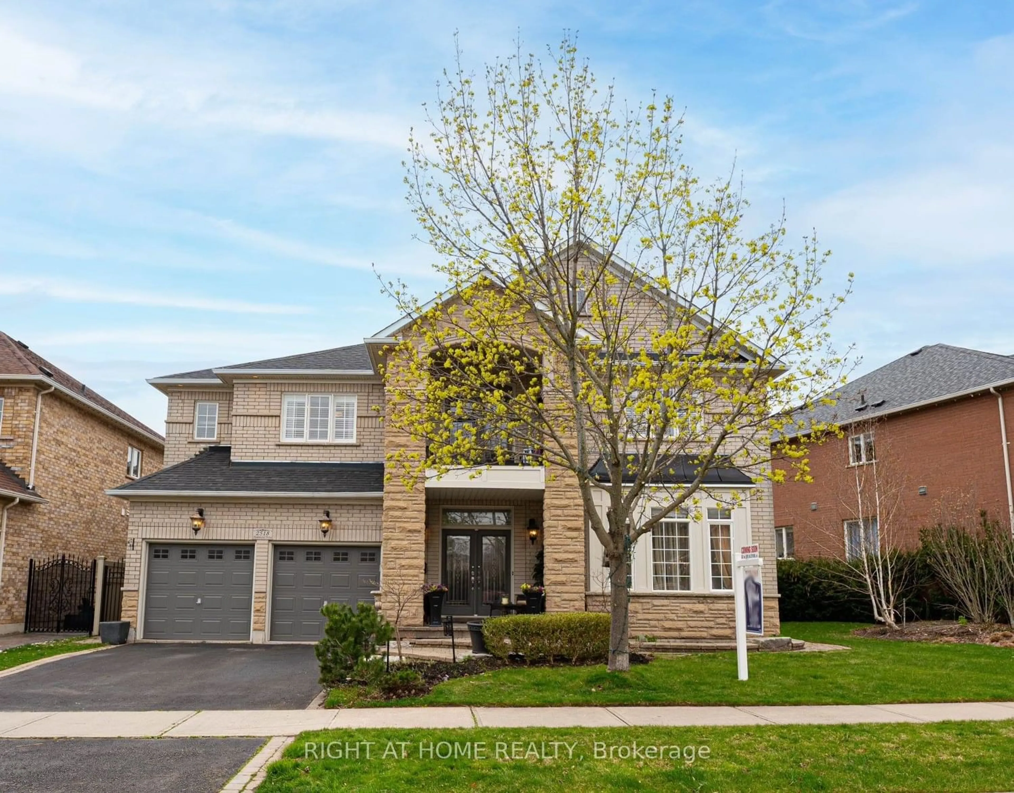 Home with brick exterior material for 2518 Hemmford Dr, Oakville Ontario L6M 4R7