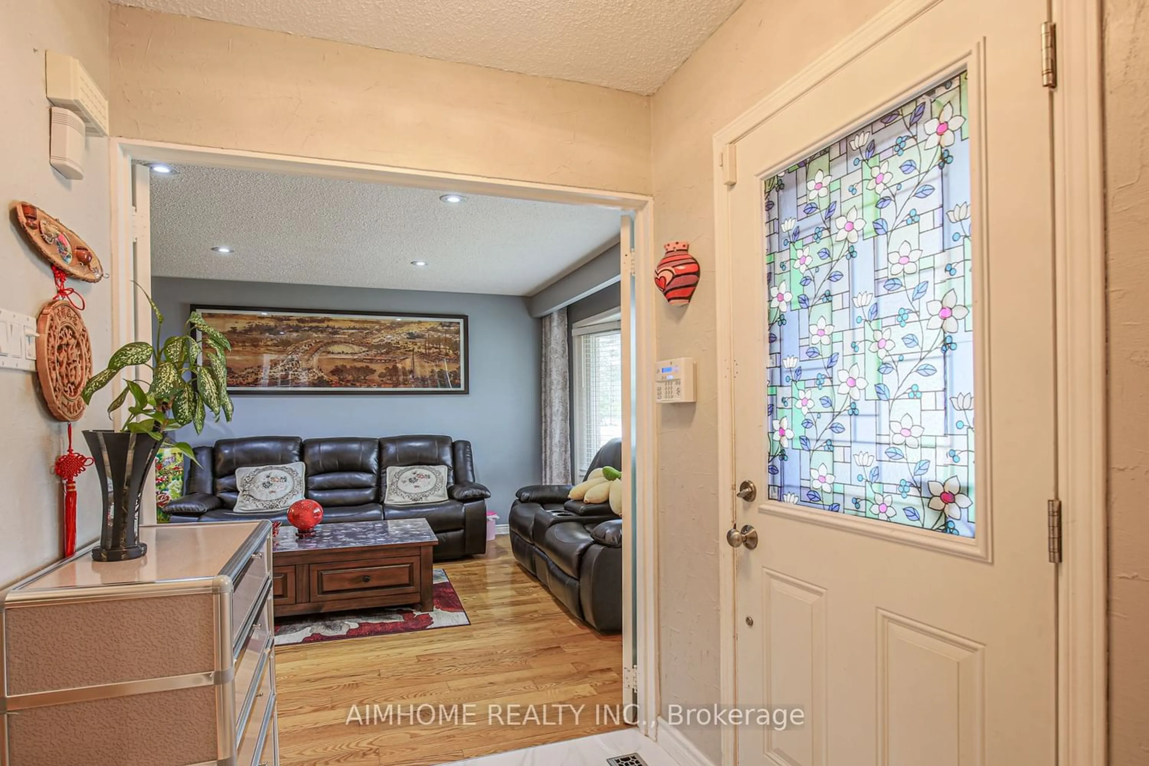 Indoor entryway for 3370 Martins Pine Cres, Mississauga Ontario L5L 1G4