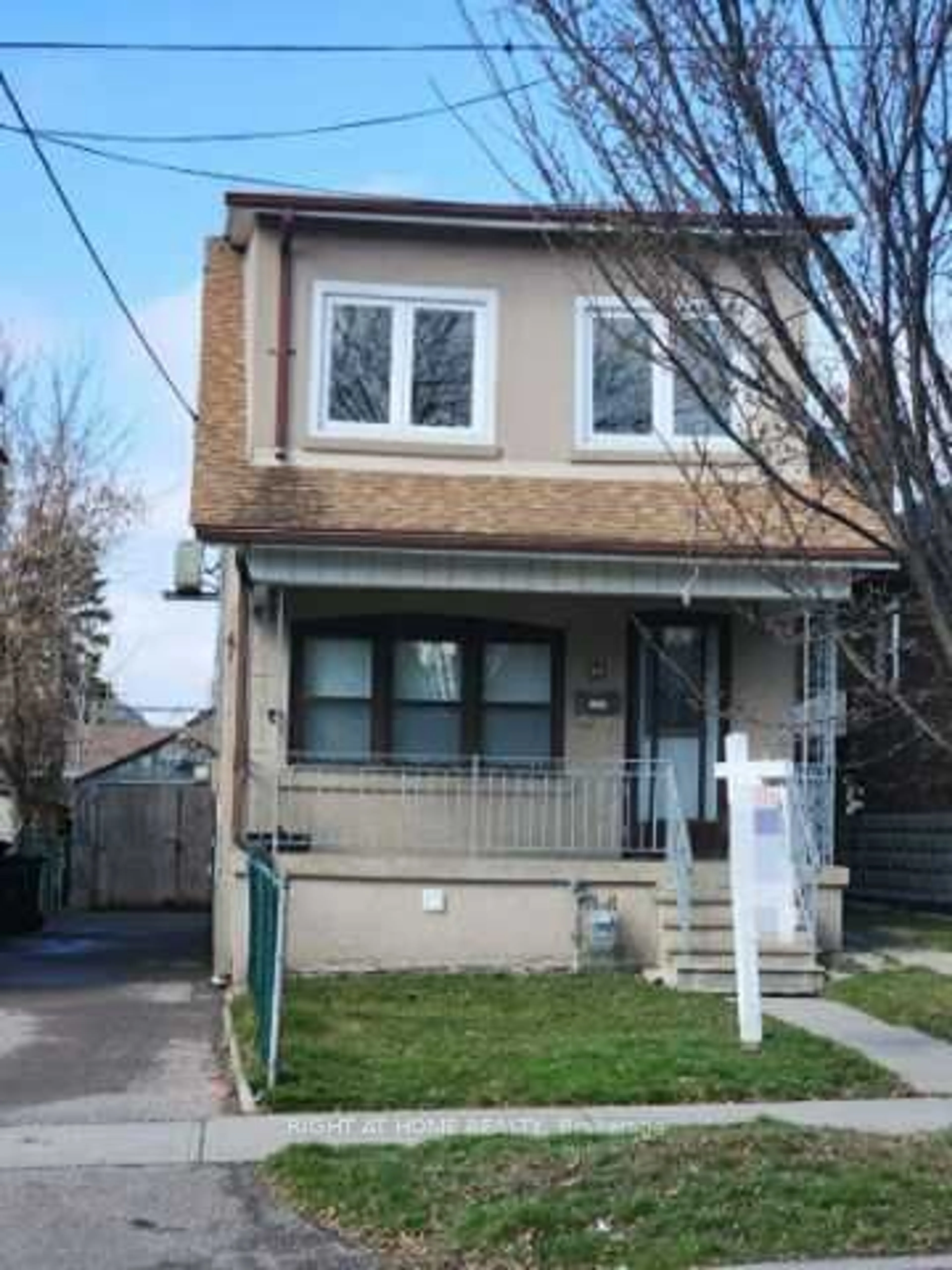 Frontside or backside of a home for 28 Fairbank Ave, Toronto Ontario M6E 3Y4