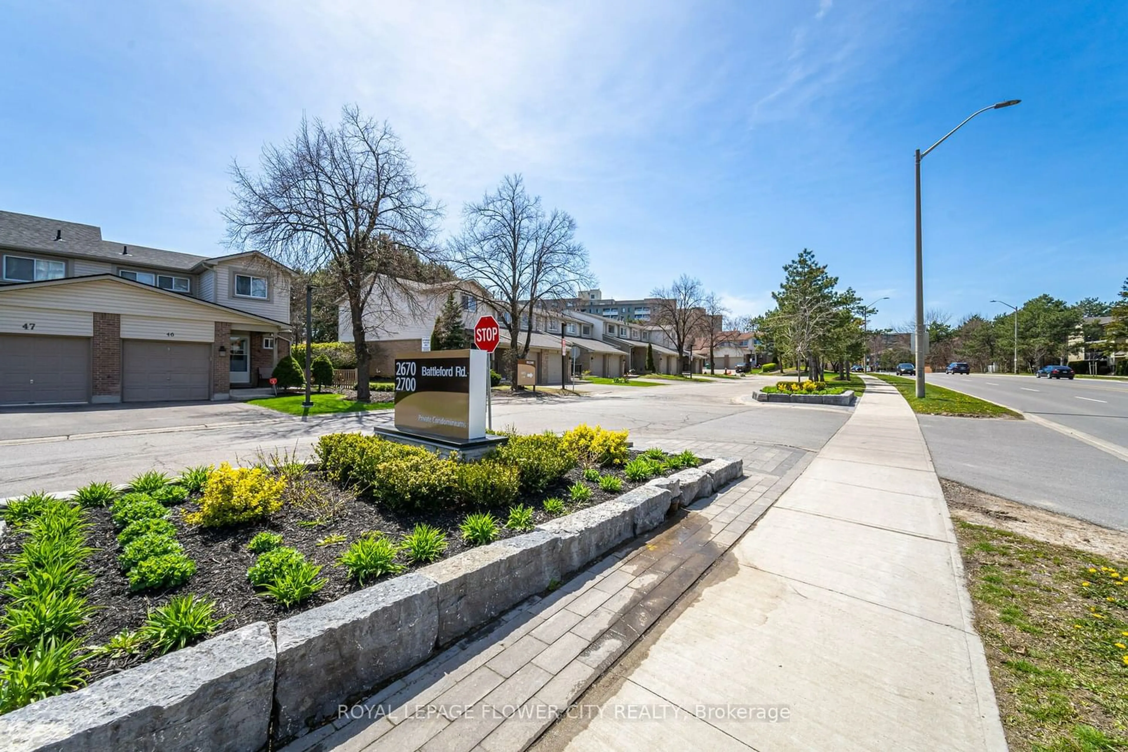 A view of a street for 2700 Battleford Rd ##37, Mississauga Ontario L5N 2S7