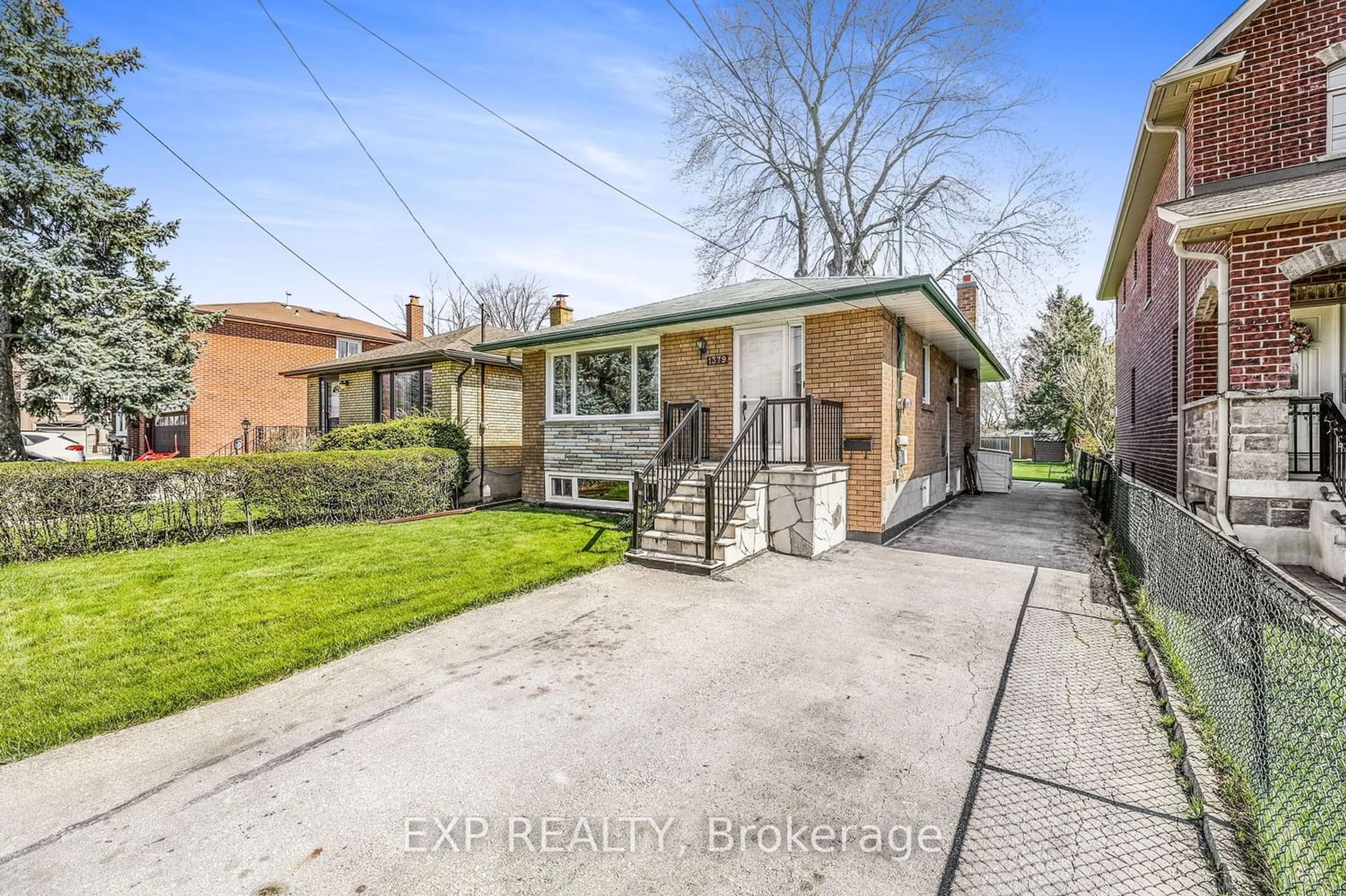 Frontside or backside of a home for 1379 Northmount Ave, Mississauga Ontario L5E 1Y4
