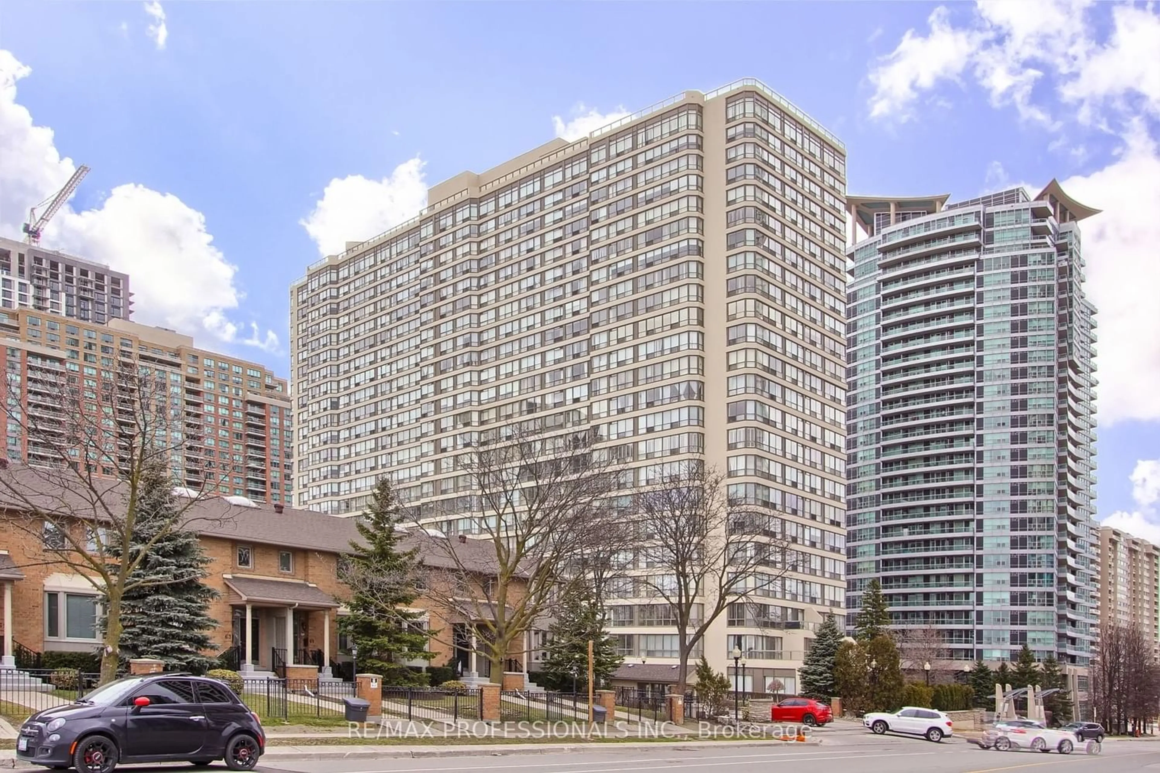A pic from exterior of the house or condo for 55 Elm Dr #1511, Mississauga Ontario L5B 3Z3