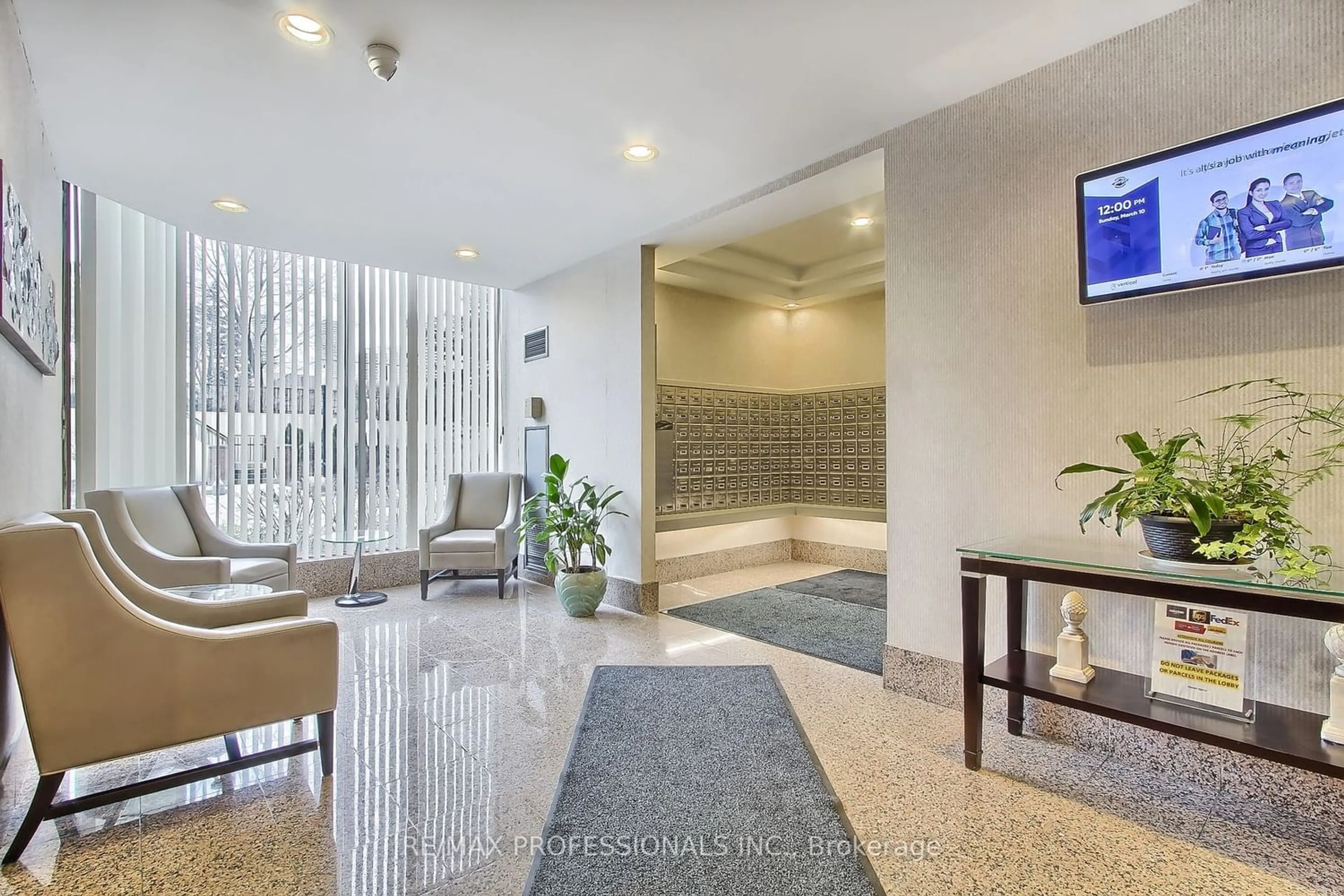Indoor lobby for 55 Elm Dr #1511, Mississauga Ontario L5B 3Z3