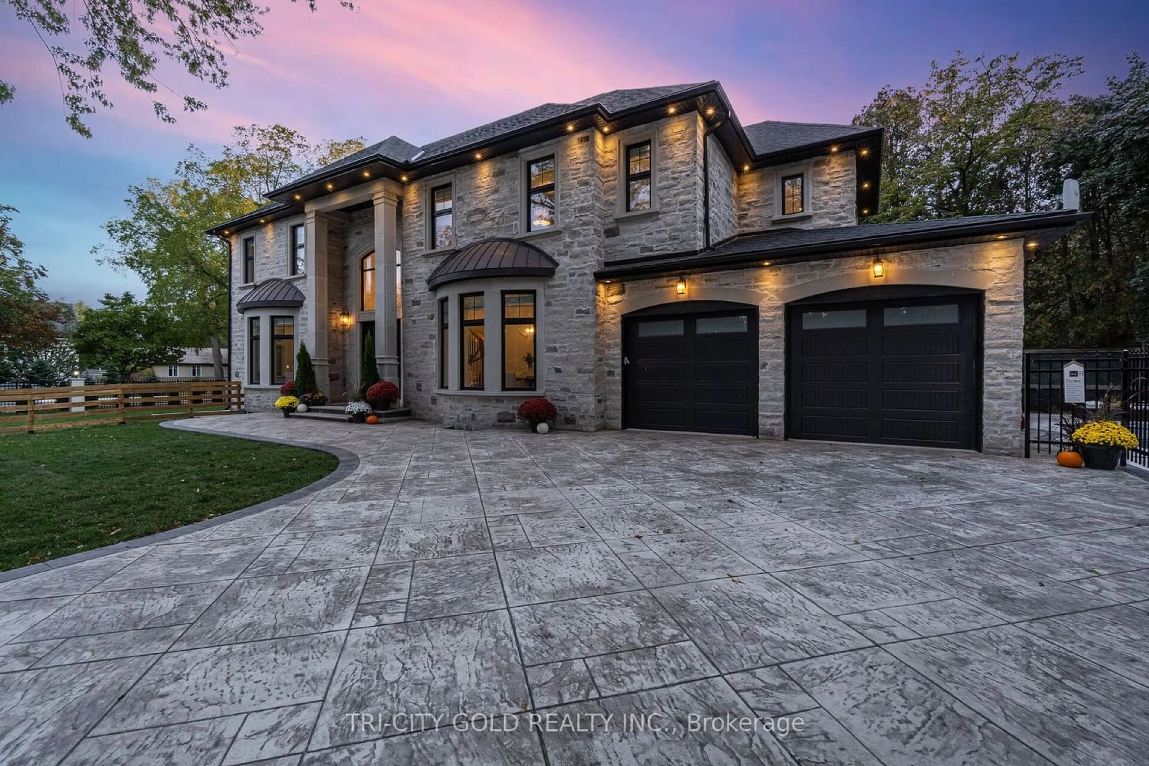 Home with brick exterior material for 4525 Lakeshore Rd, Burlington Ontario L7L 1B3