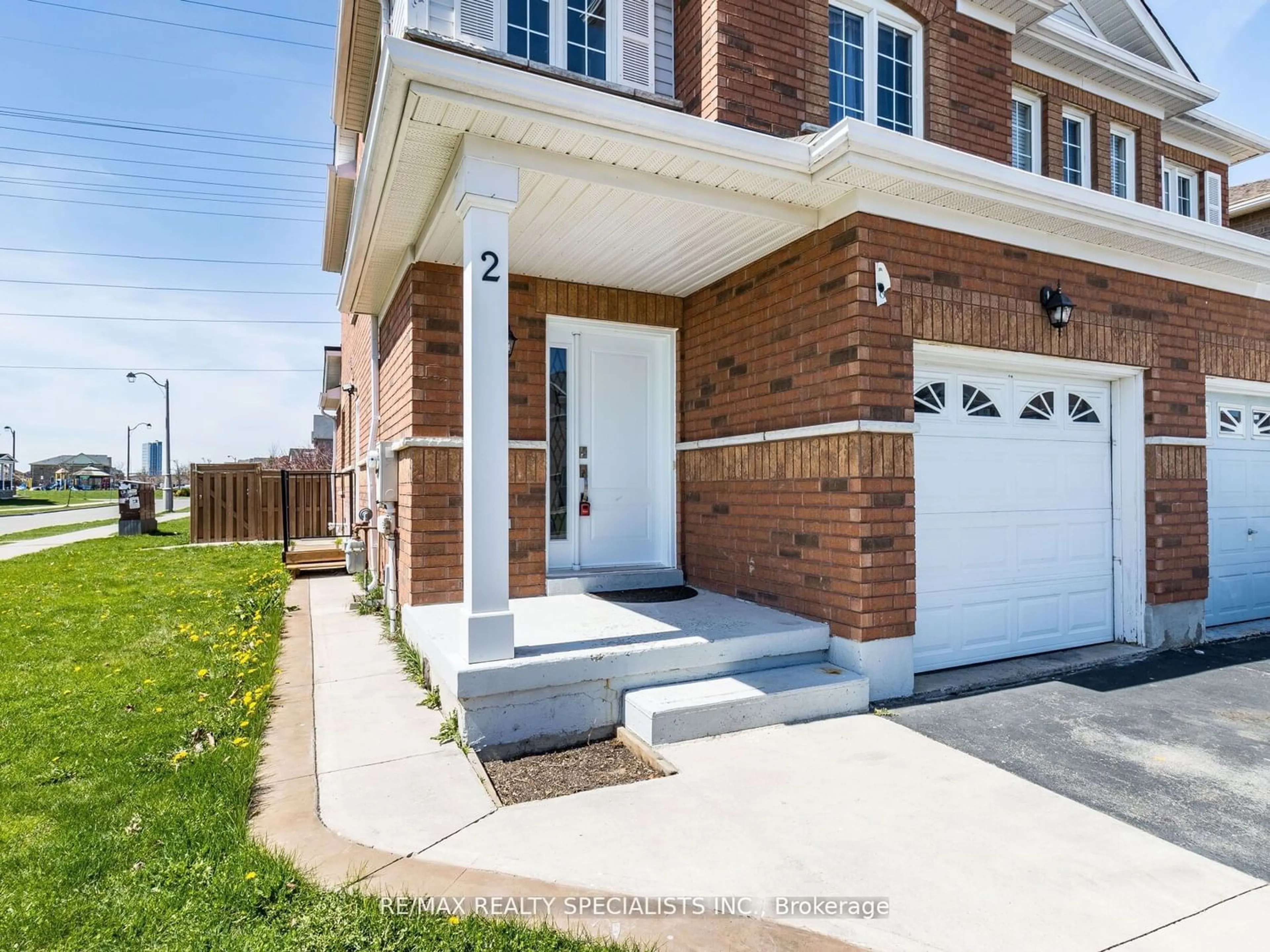 Home with brick exterior material for 2 Wicklow Rd, Brampton Ontario L6X 0J7