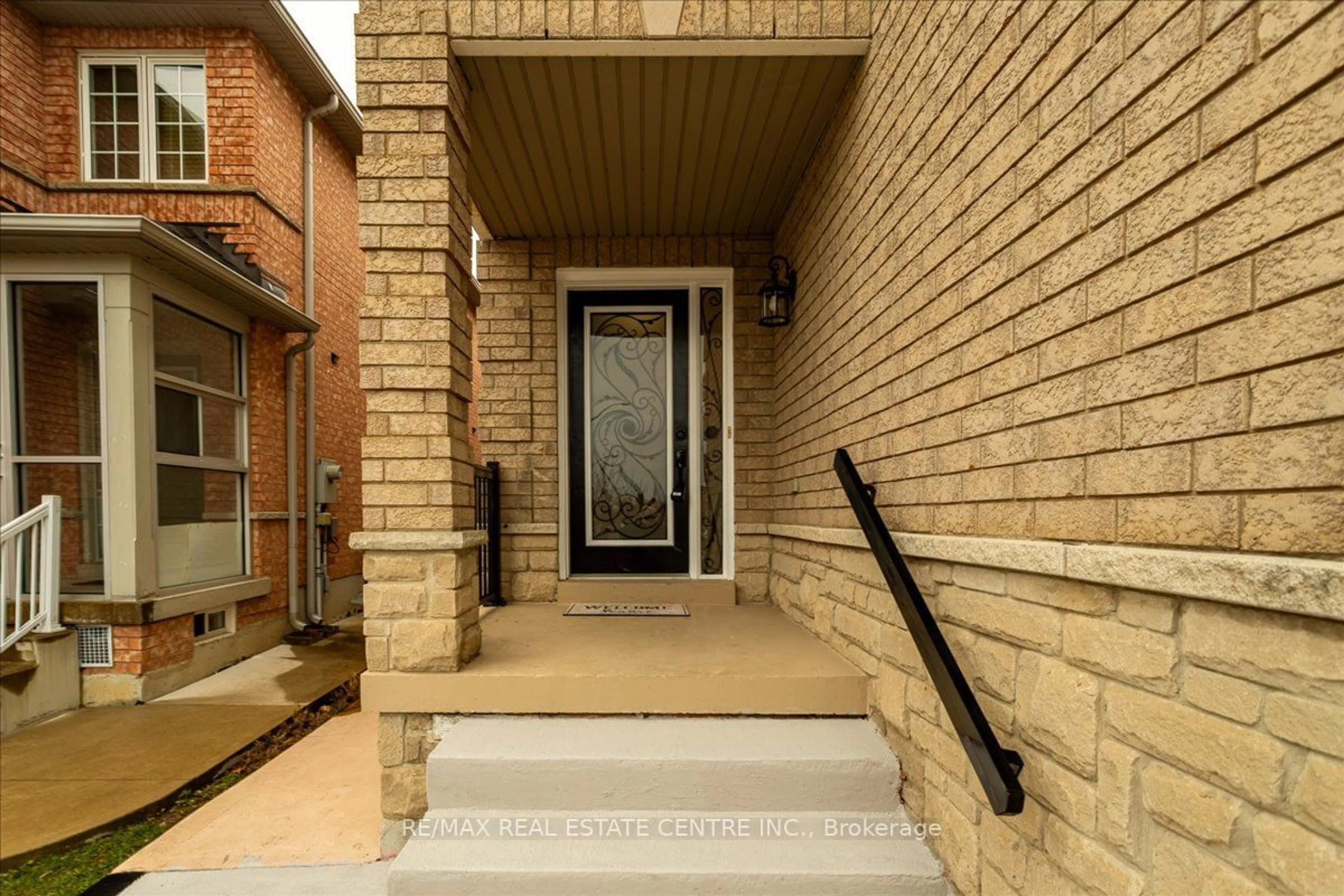 Indoor entryway for 3255 Cactus Gate, Mississauga Ontario L5N 8M8