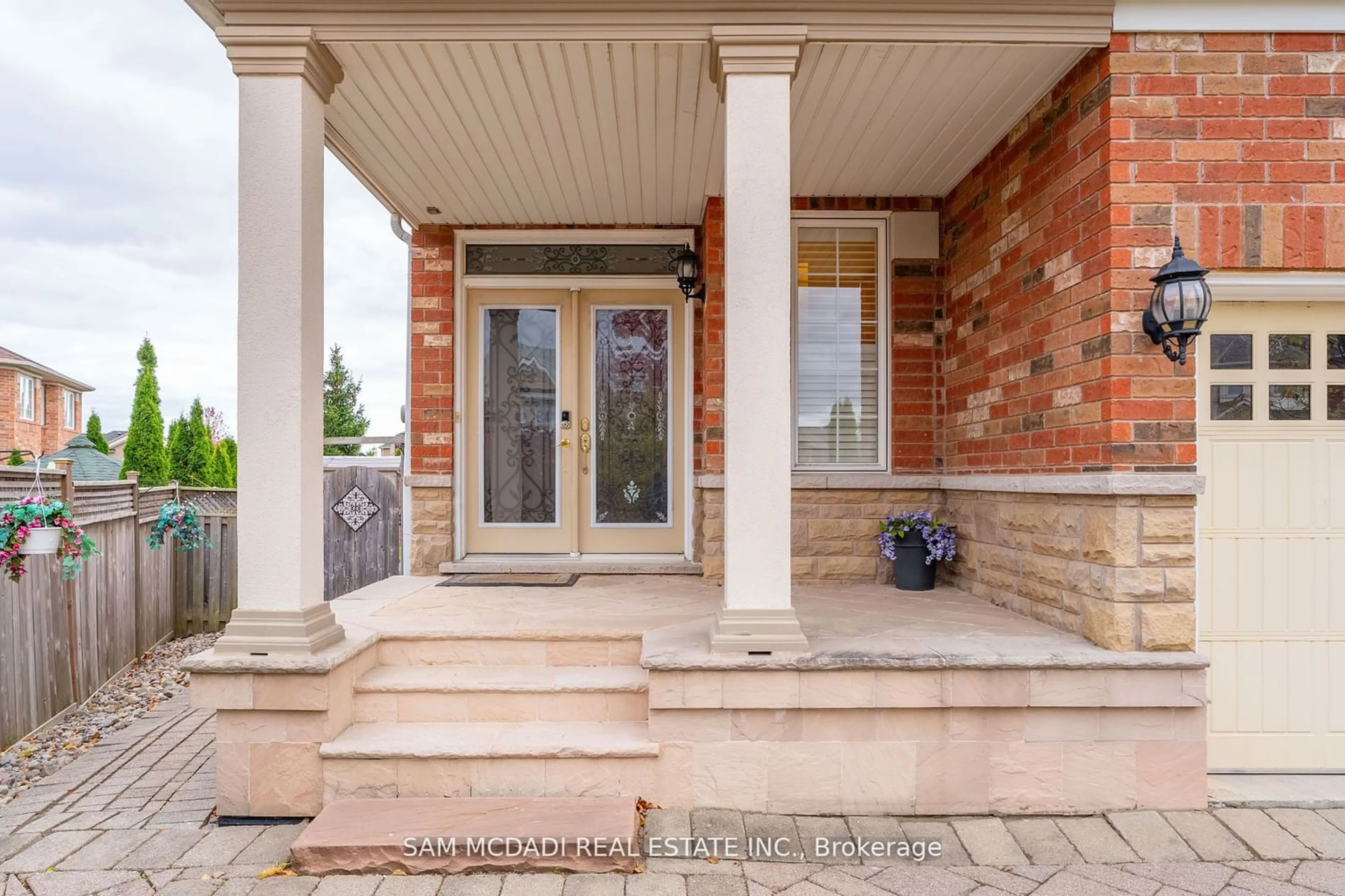 Home with brick exterior material for 3852 Rosanna Dr, Mississauga Ontario L5M 7Y1