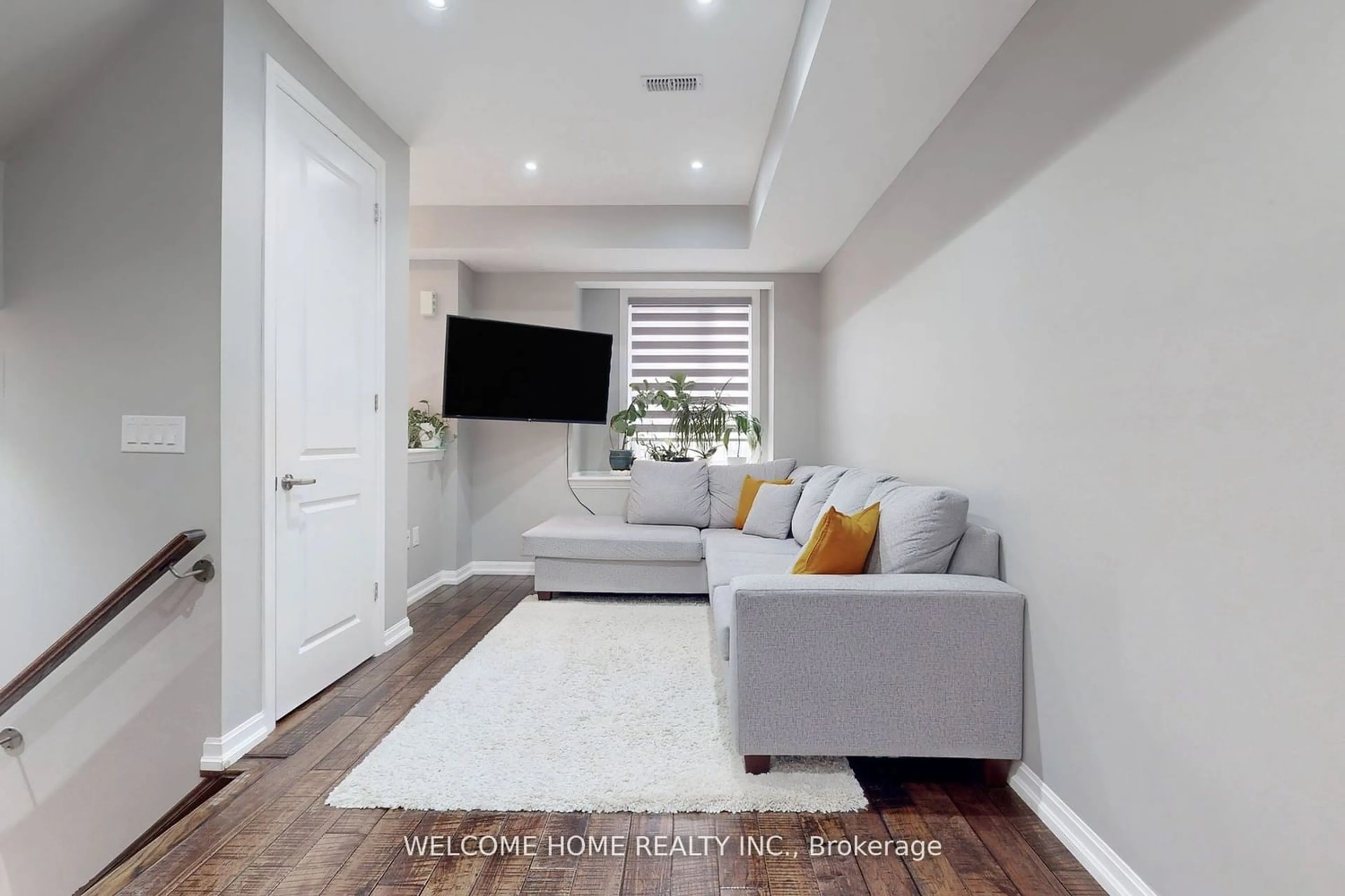 Living room for 15 Caroline Carpenter Grve, Toronto Ontario M3K 0B1