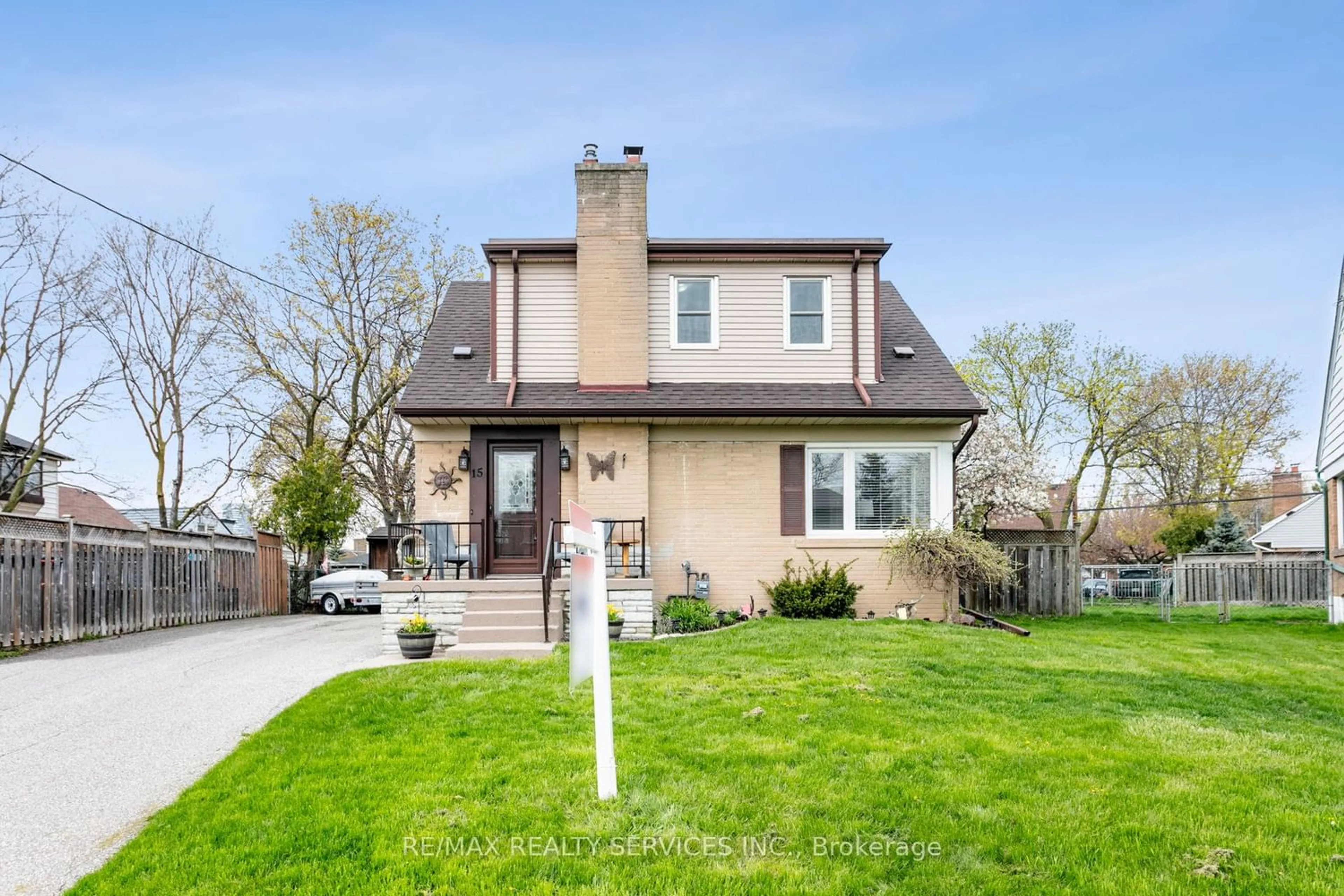 Frontside or backside of a home for 15 Avonmore St, Brampton Ontario L6W 2S5