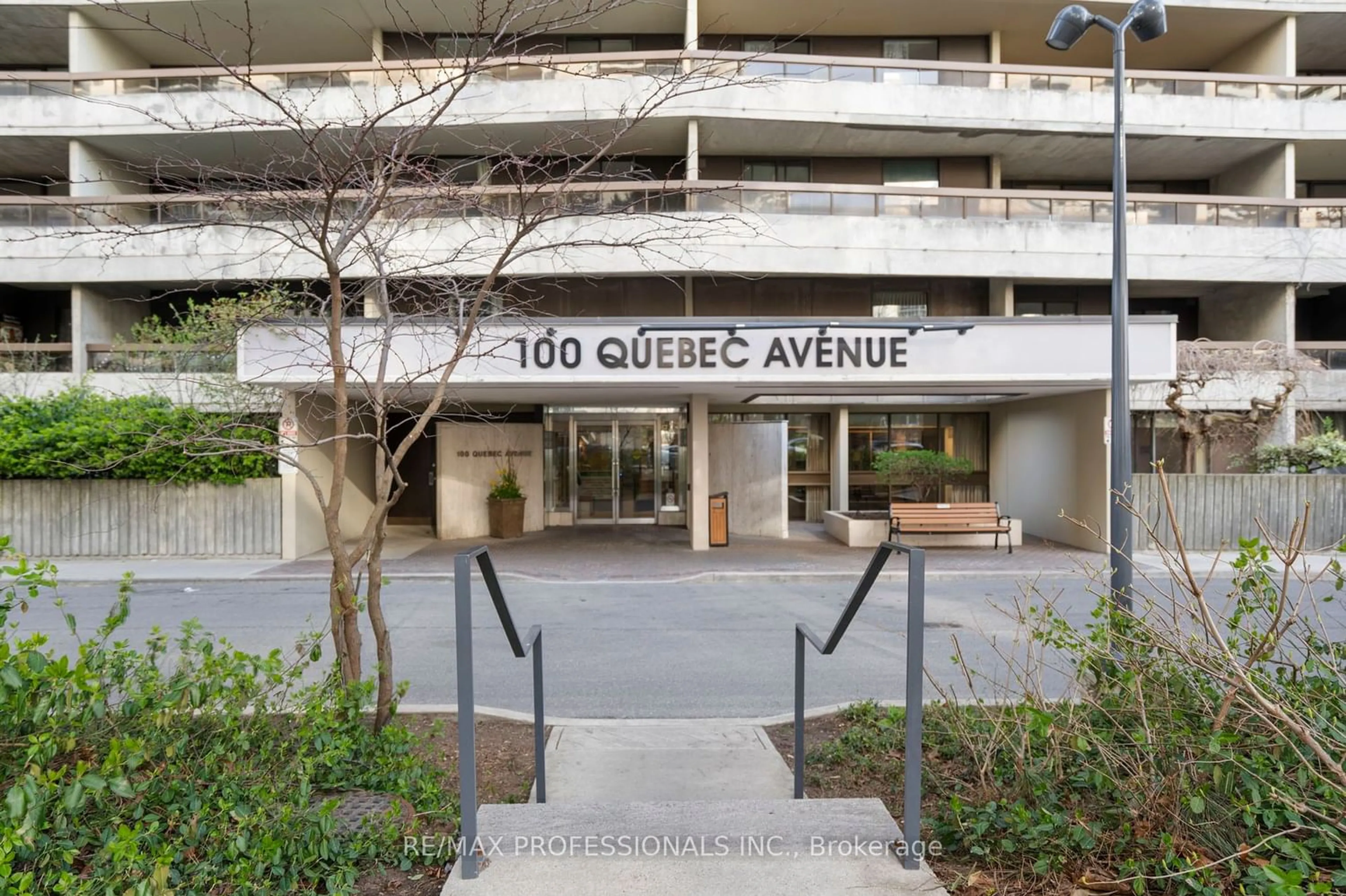 Outside view for 100 Quebec Ave #1512, Toronto Ontario M6P 4B8