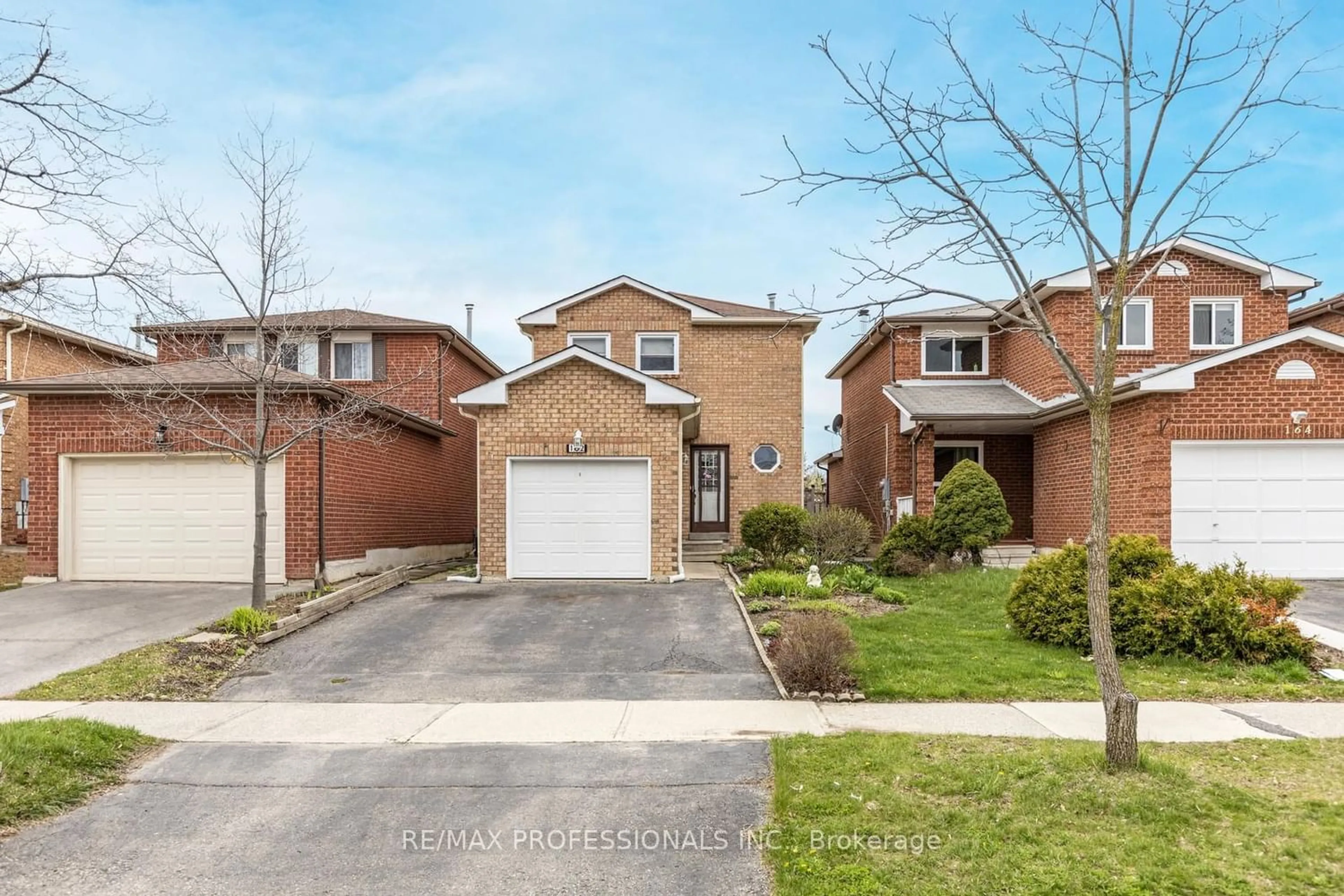 Frontside or backside of a home for 162 Ecclestone Dr, Brampton Ontario L6X 3P6