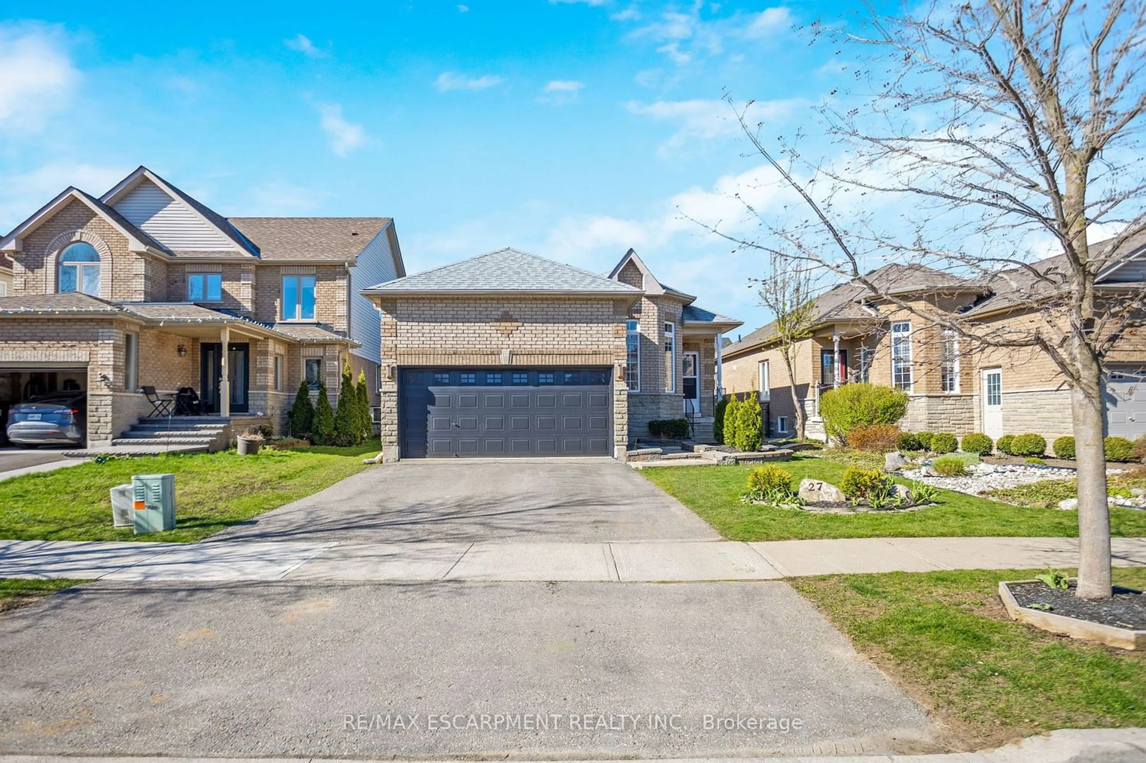 Frontside or backside of a home for 27 Spruce Blvd, Halton Hills Ontario L7J 2Y3