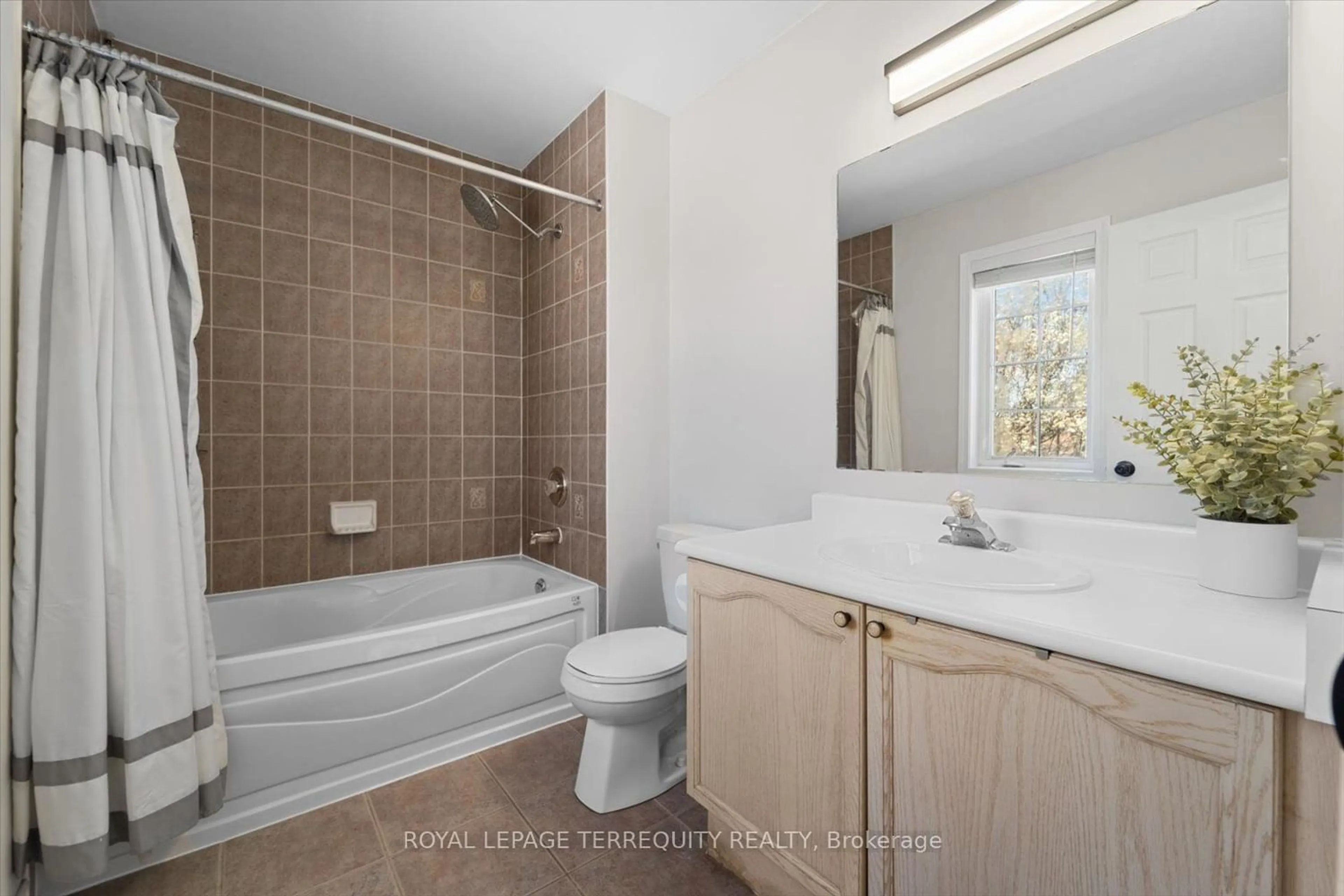 Bathroom for 614 Iris Crt, Burlington Ontario L7L 7A1