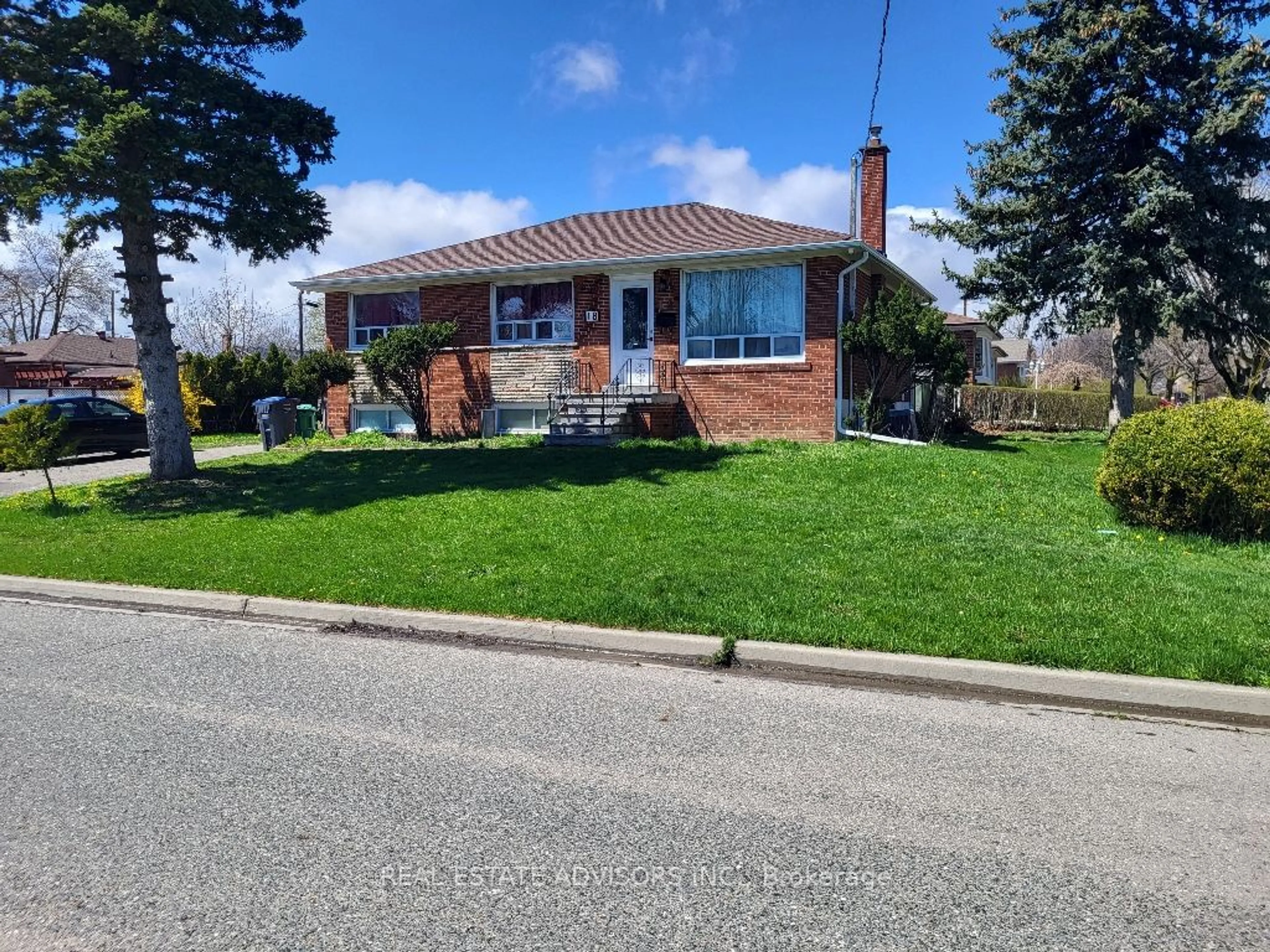 Frontside or backside of a home for 18 Edgemont Dr, Brampton Ontario L6V 1L1