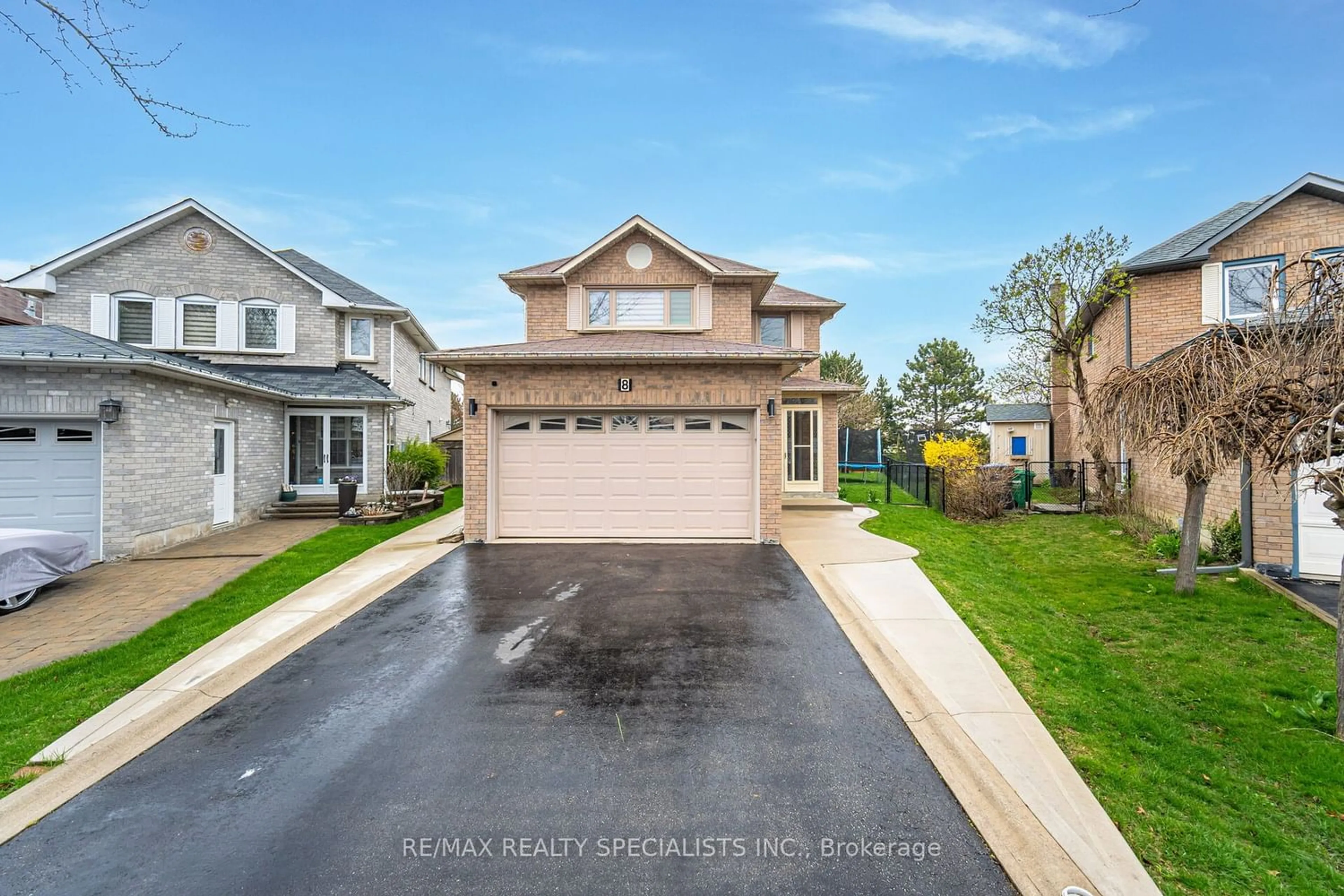 Frontside or backside of a home for 8 Drayglass Crt, Brampton Ontario L6Z 4E9