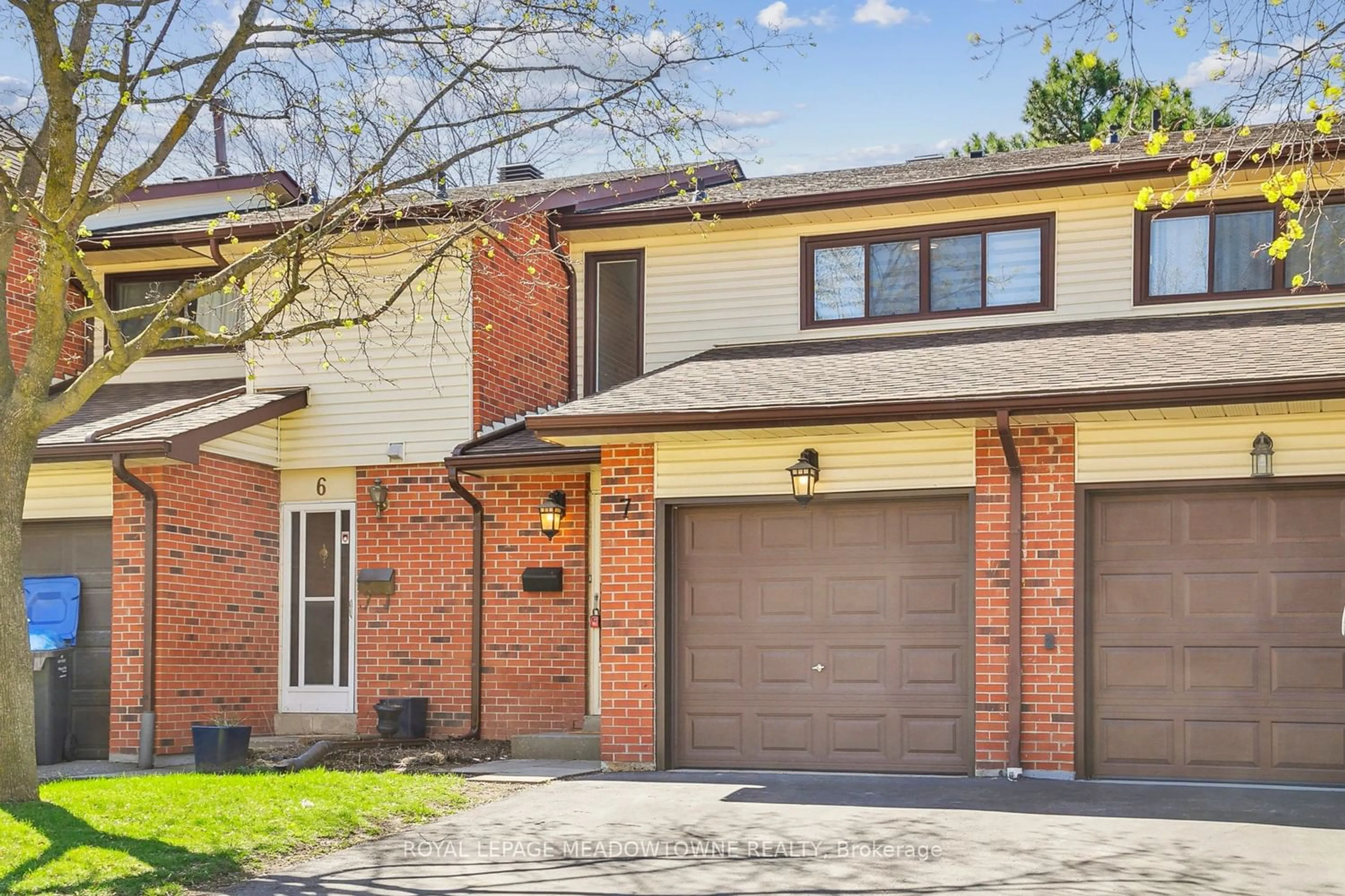 Home with brick exterior material for 7 Collins Cres, Brampton Ontario L6V 3M9