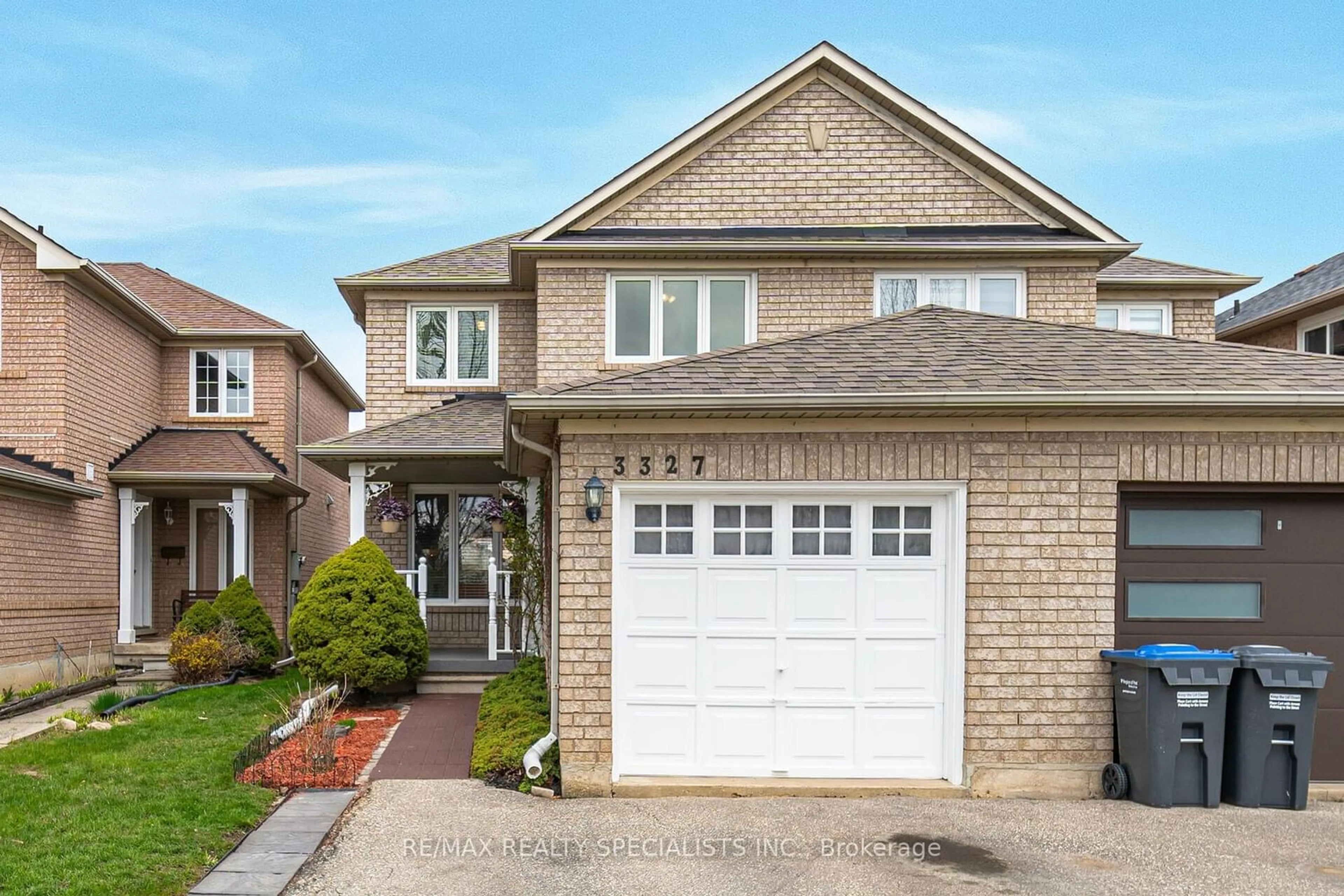 Home with brick exterior material for 3327 Spirea Terr, Mississauga Ontario L5N 7N3