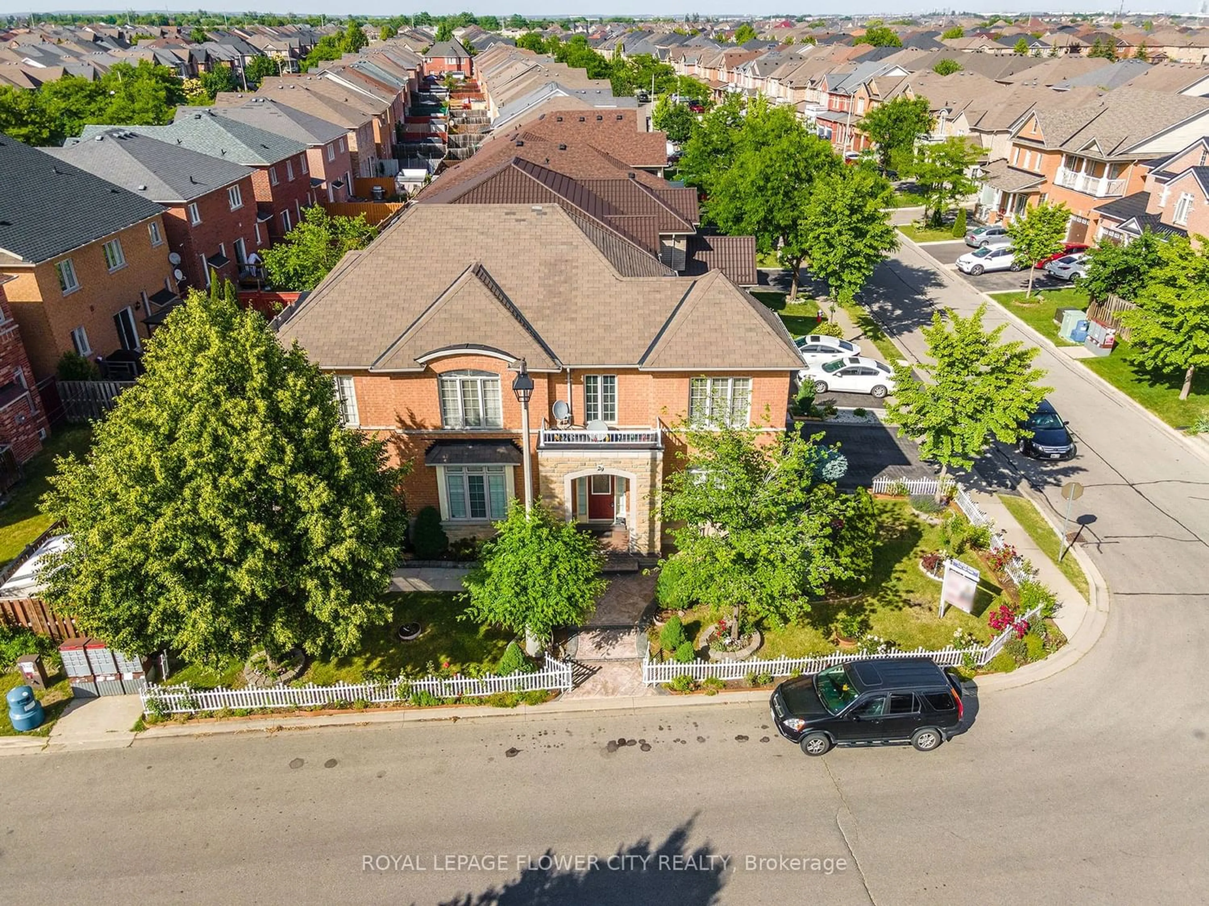 A pic from exterior of the house or condo for 29 Long Meadow Rd, Brampton Ontario L6P 1Z9