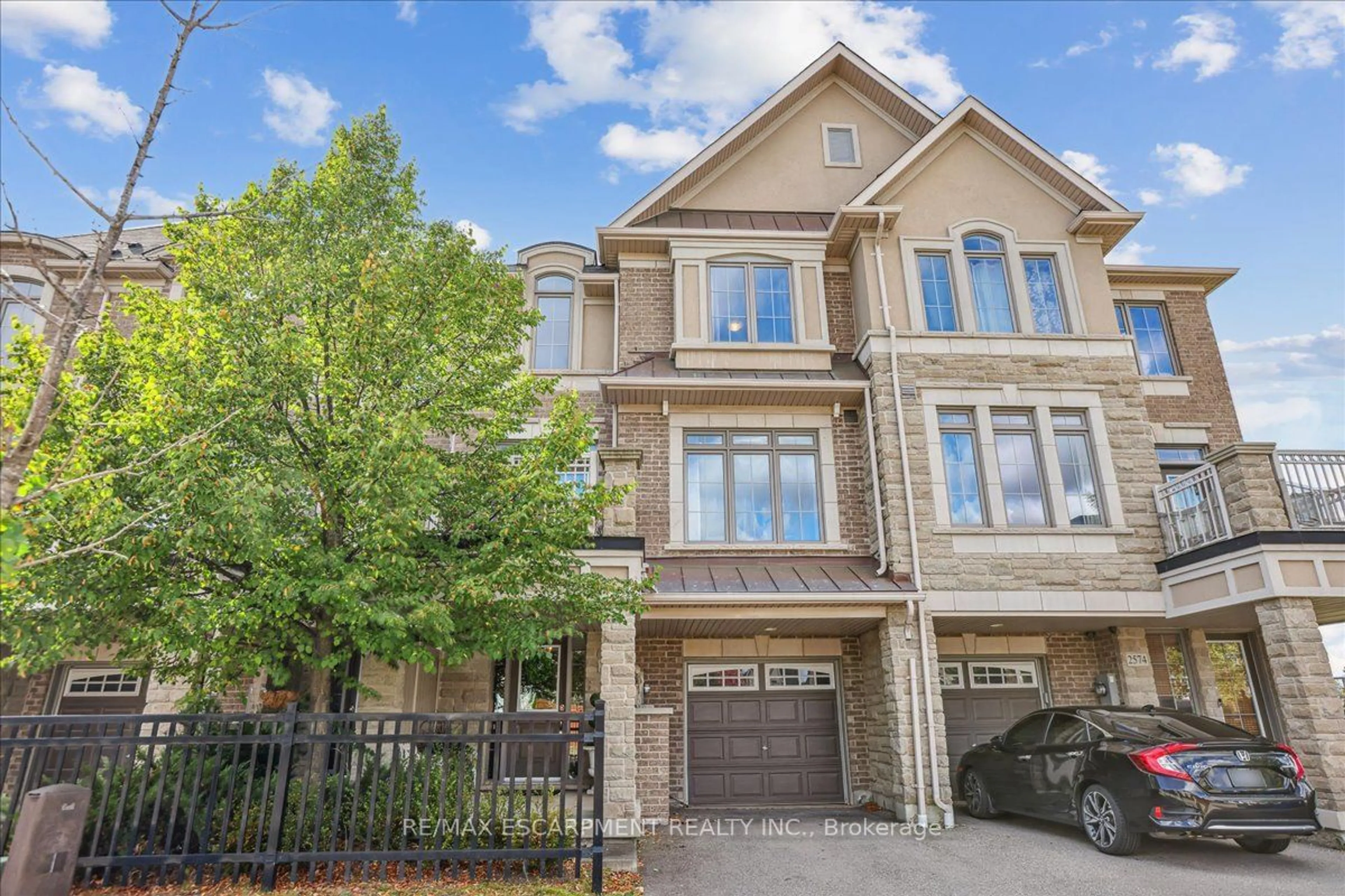 A pic from exterior of the house or condo for 2572 Grand Oak Tr, Oakville Ontario L6M 0S4