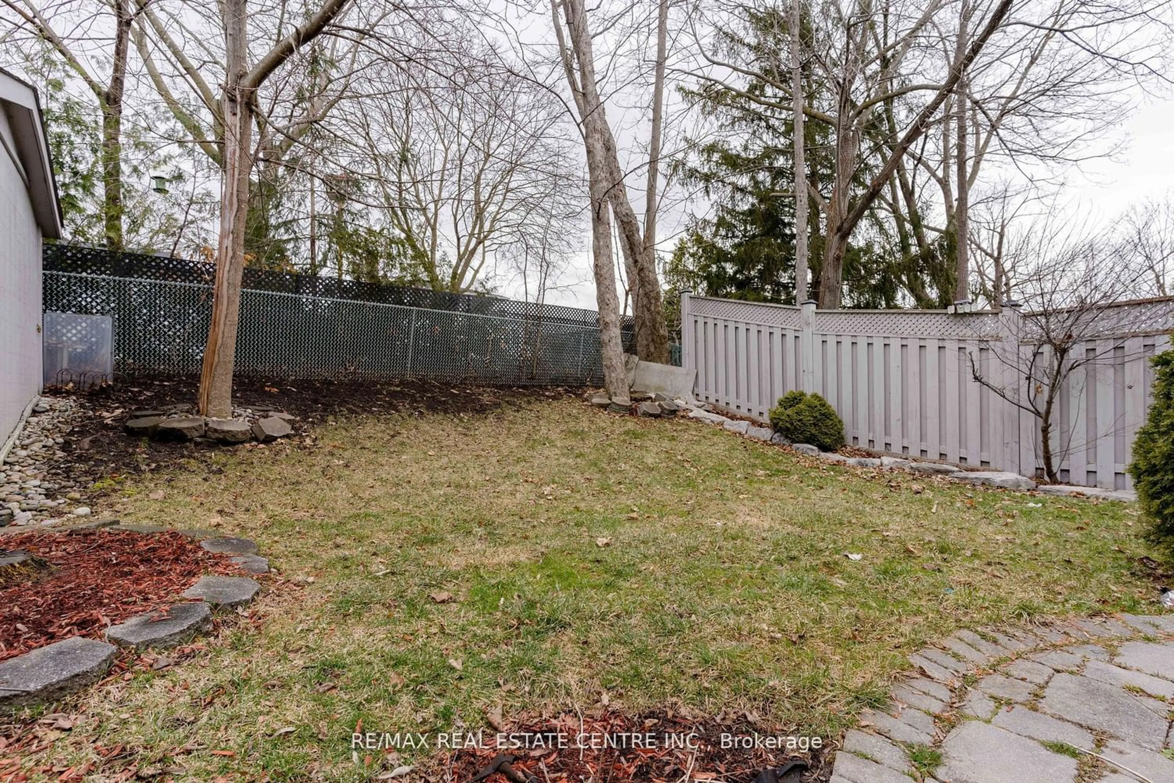 Fenced yard for 46 Strawberry Hill Crt, Caledon Ontario L7E 2M4