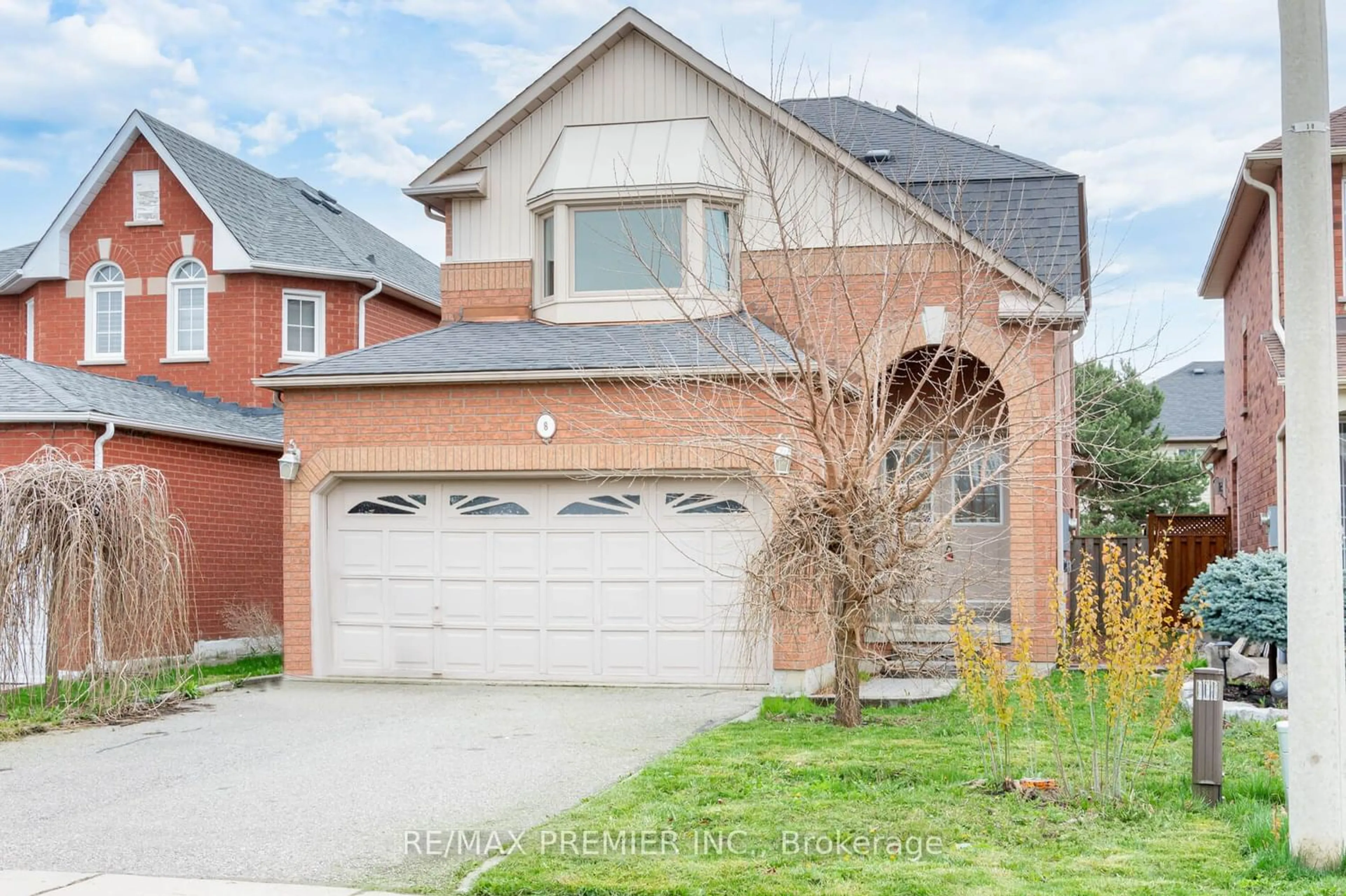 Frontside or backside of a home for 8 Banington Cres, Brampton Ontario L7A 1G5