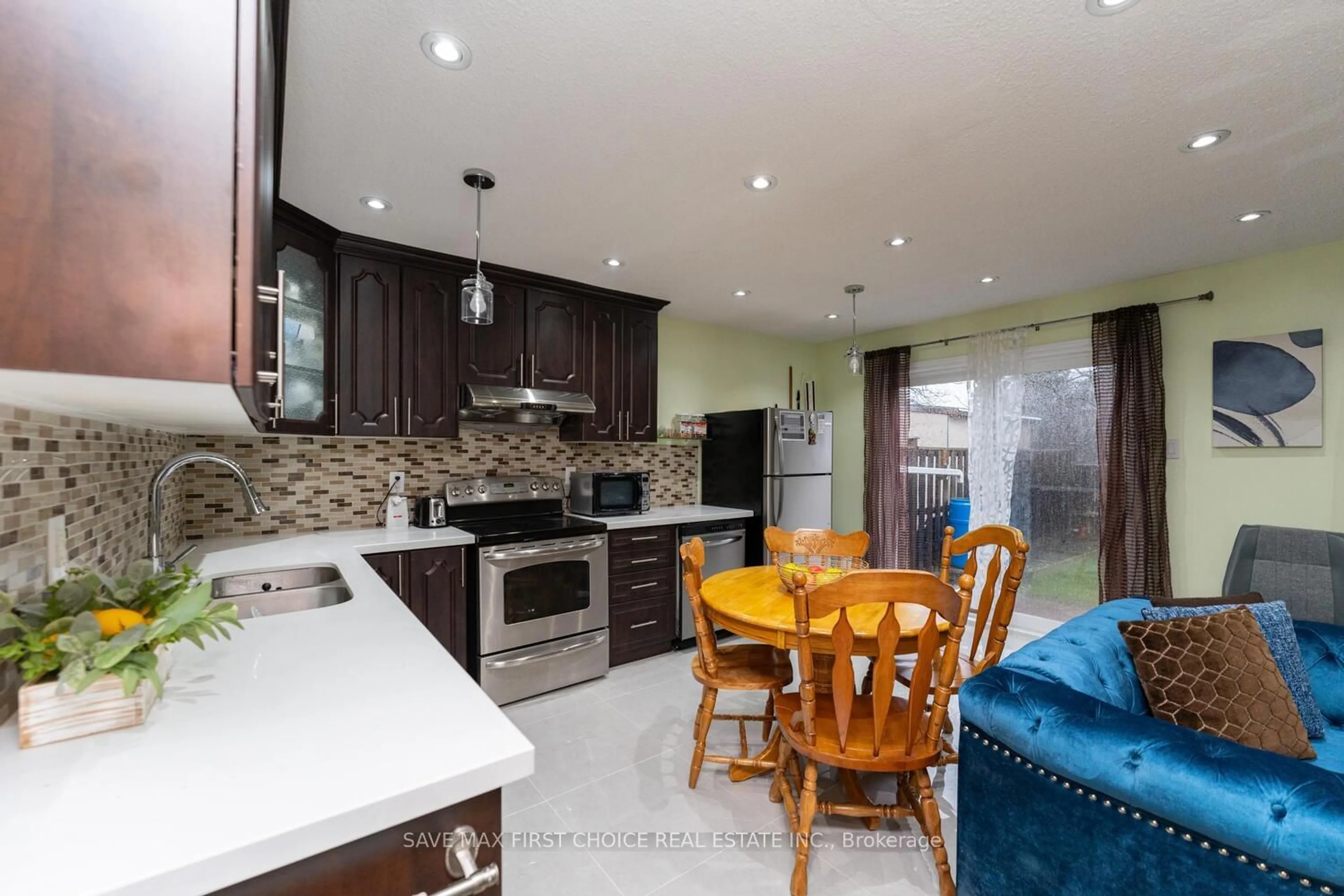 Contemporary kitchen for 17 Haley Crt, Brampton Ontario L6S 1N6