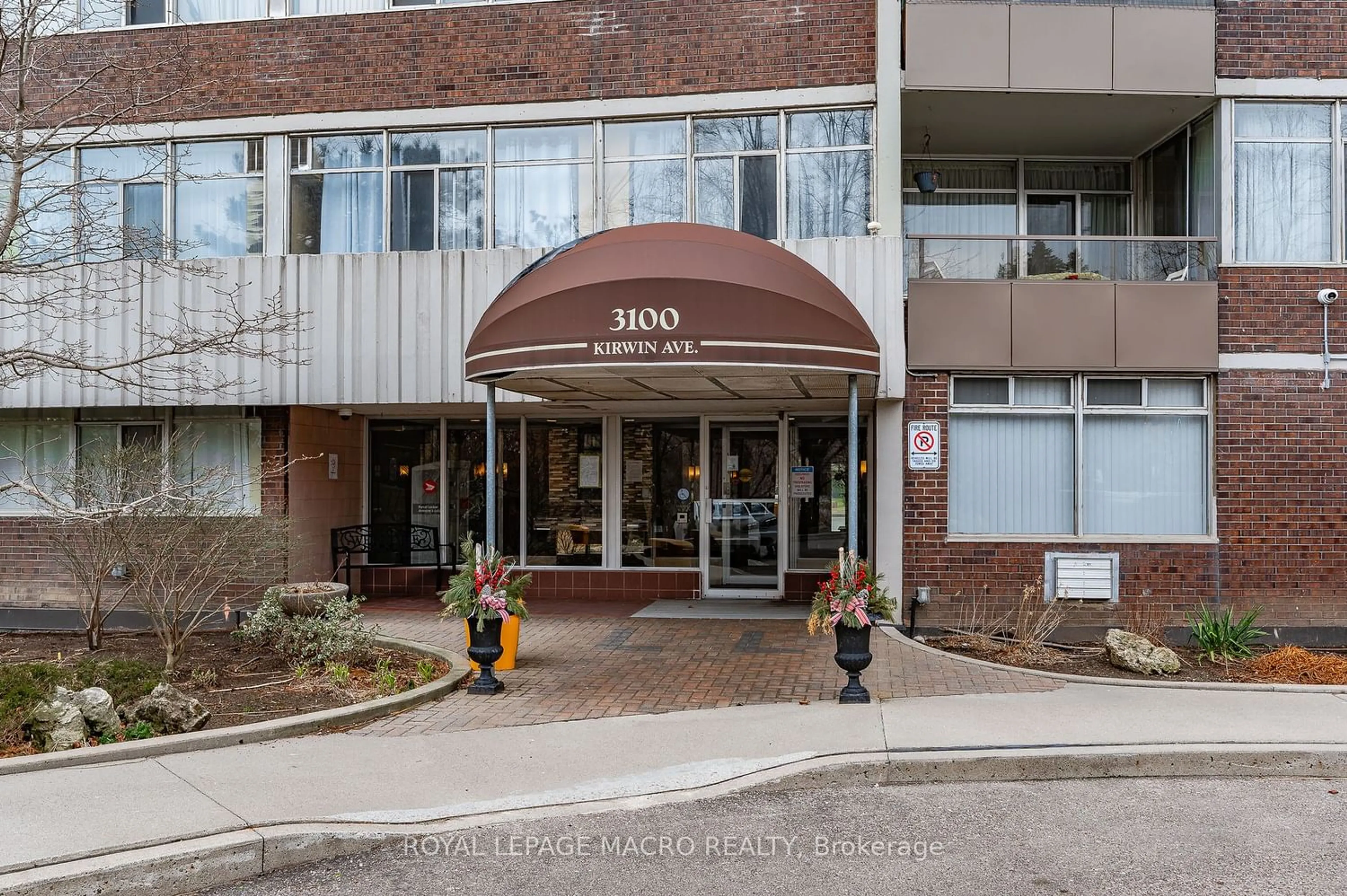 Indoor foyer for 3100 Kirwin Ave #2102, Mississauga Ontario L5A 3S6