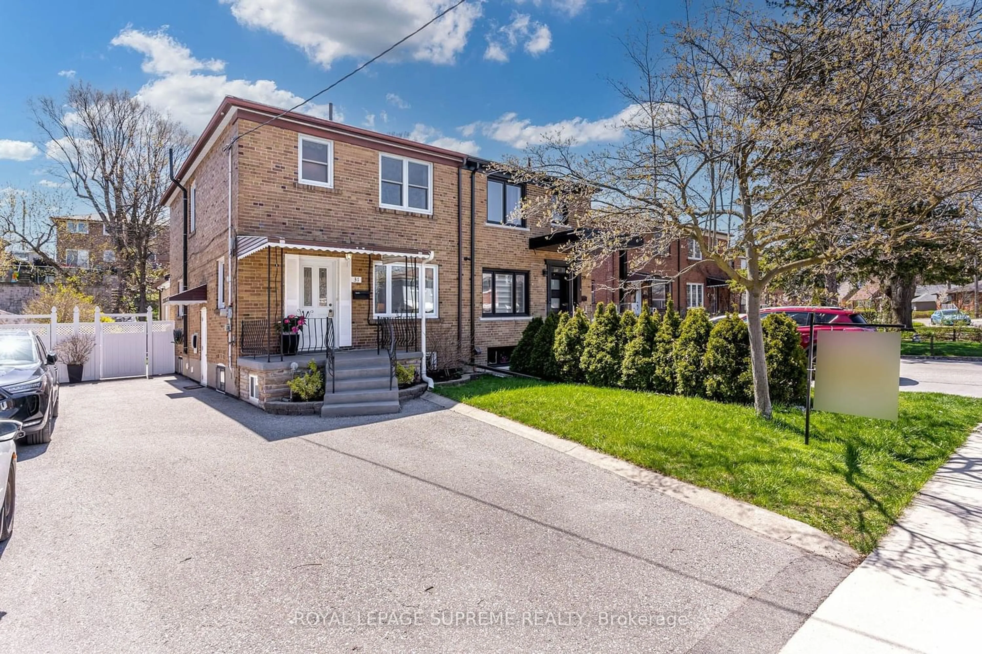 A pic from exterior of the house or condo for 31 Brendwin Rd, Toronto Ontario M6N 4V6