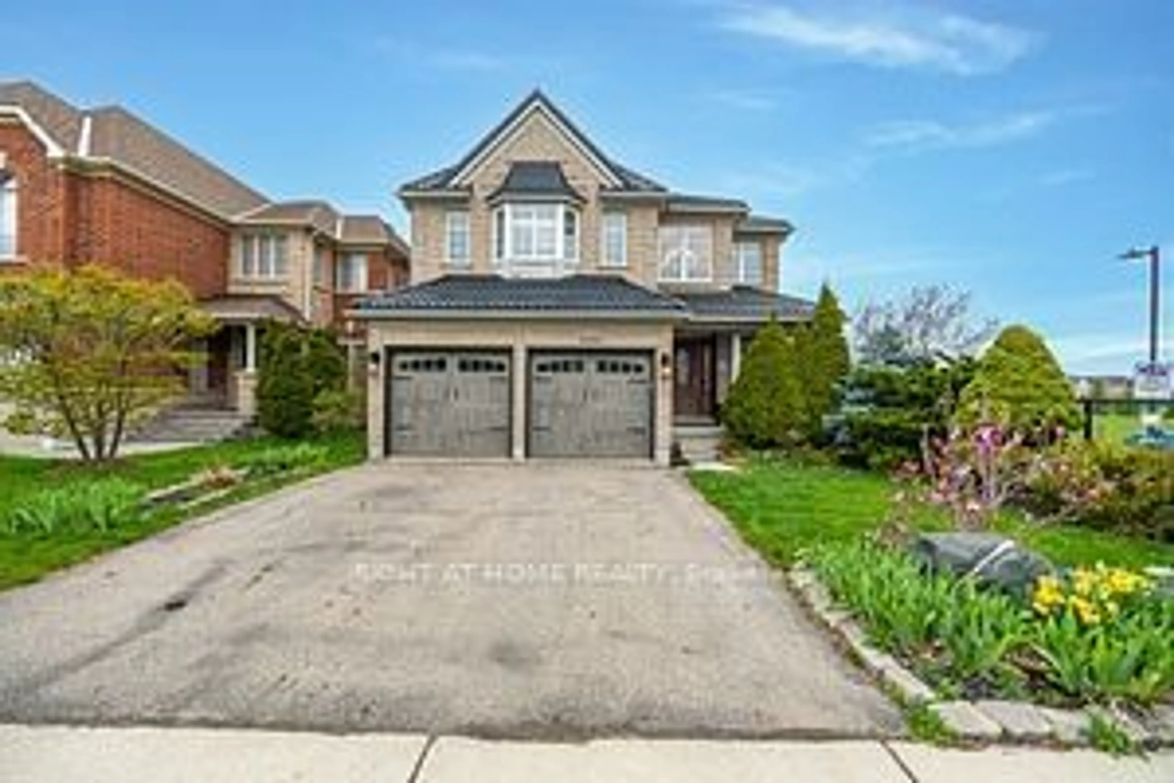Frontside or backside of a home for 5091 Preservation Circ, Mississauga Ontario L5M 7T5