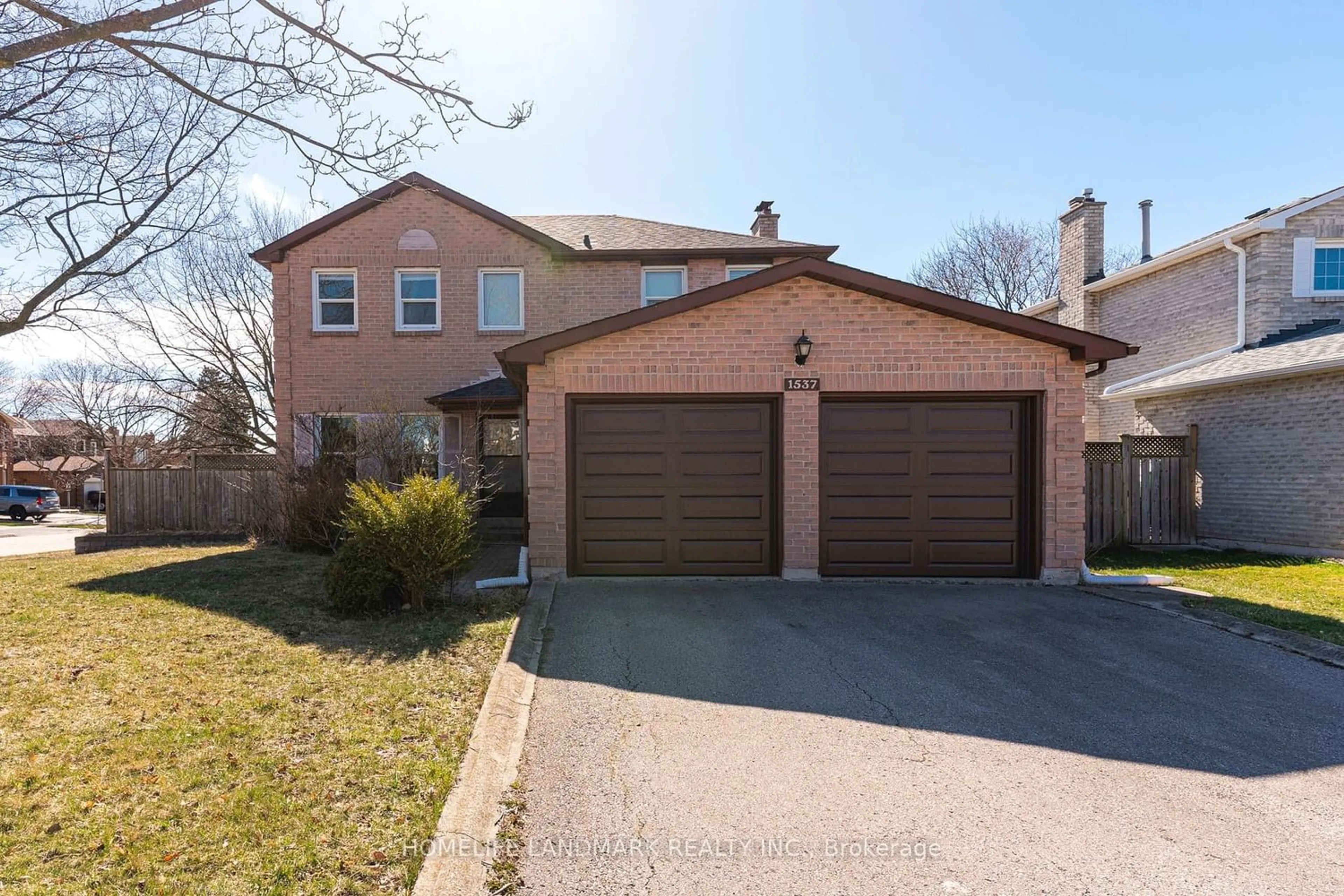 A pic from exterior of the house or condo for 1537 Queensbury Cres, Oakville Ontario L6H 4G6