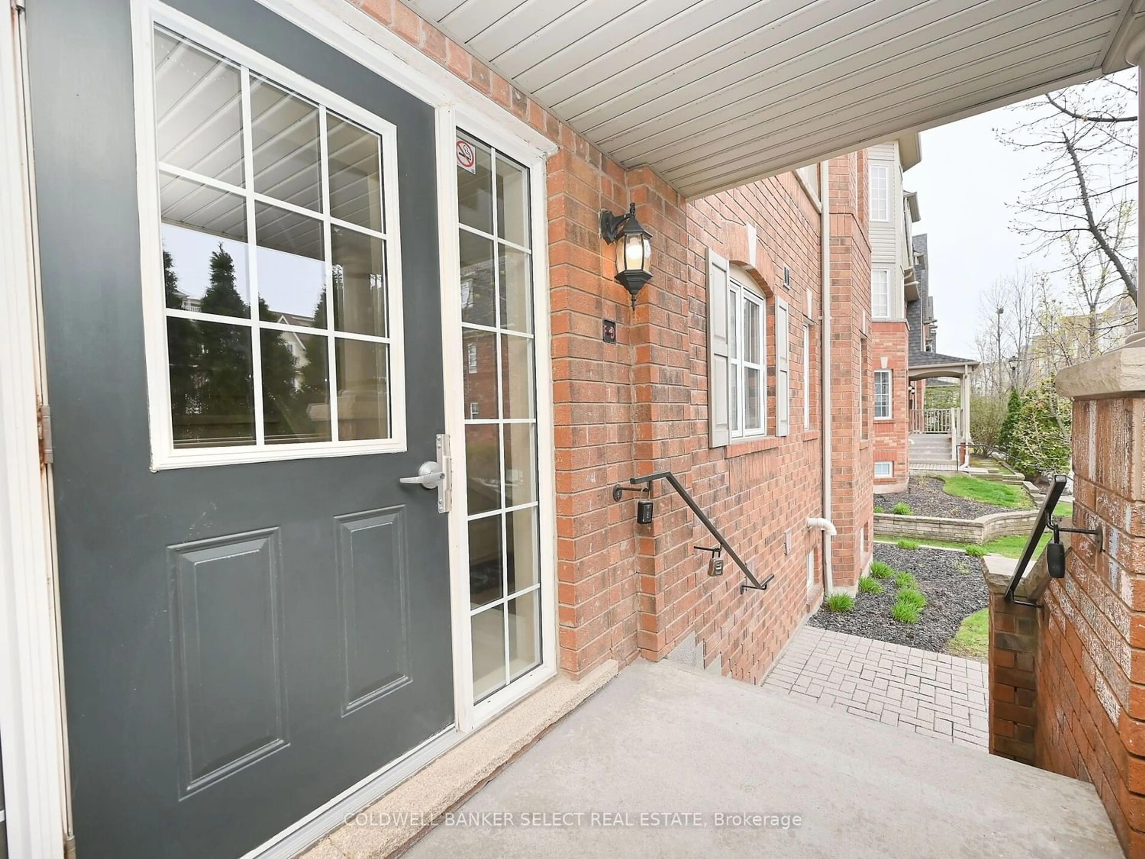 Home with brick exterior material for 734 Neighbourhood Circ #3, Mississauga Ontario L5B 0B3