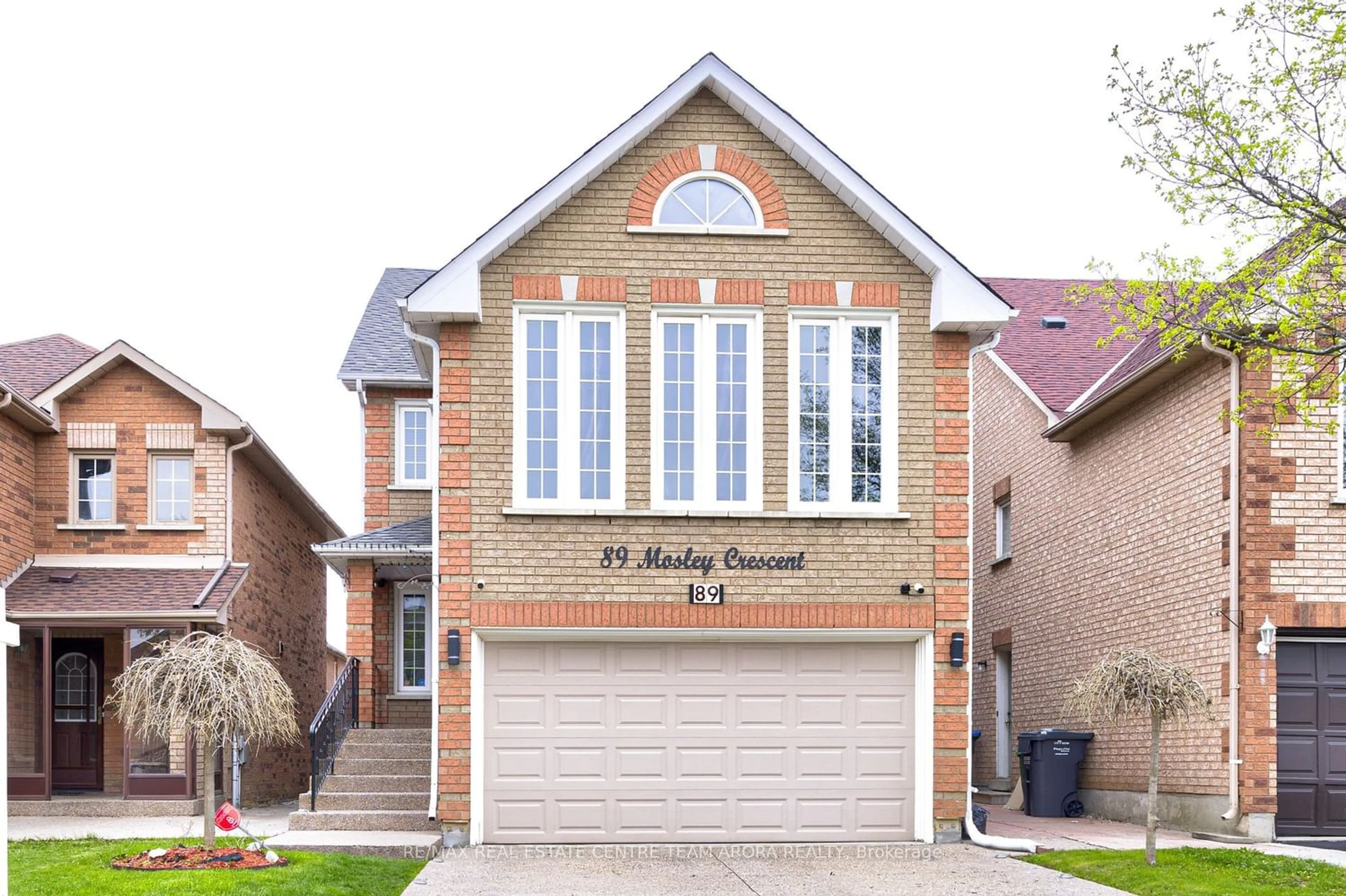 Home with brick exterior material for 89 Mosley Cres, Brampton Ontario L6Y 5C7