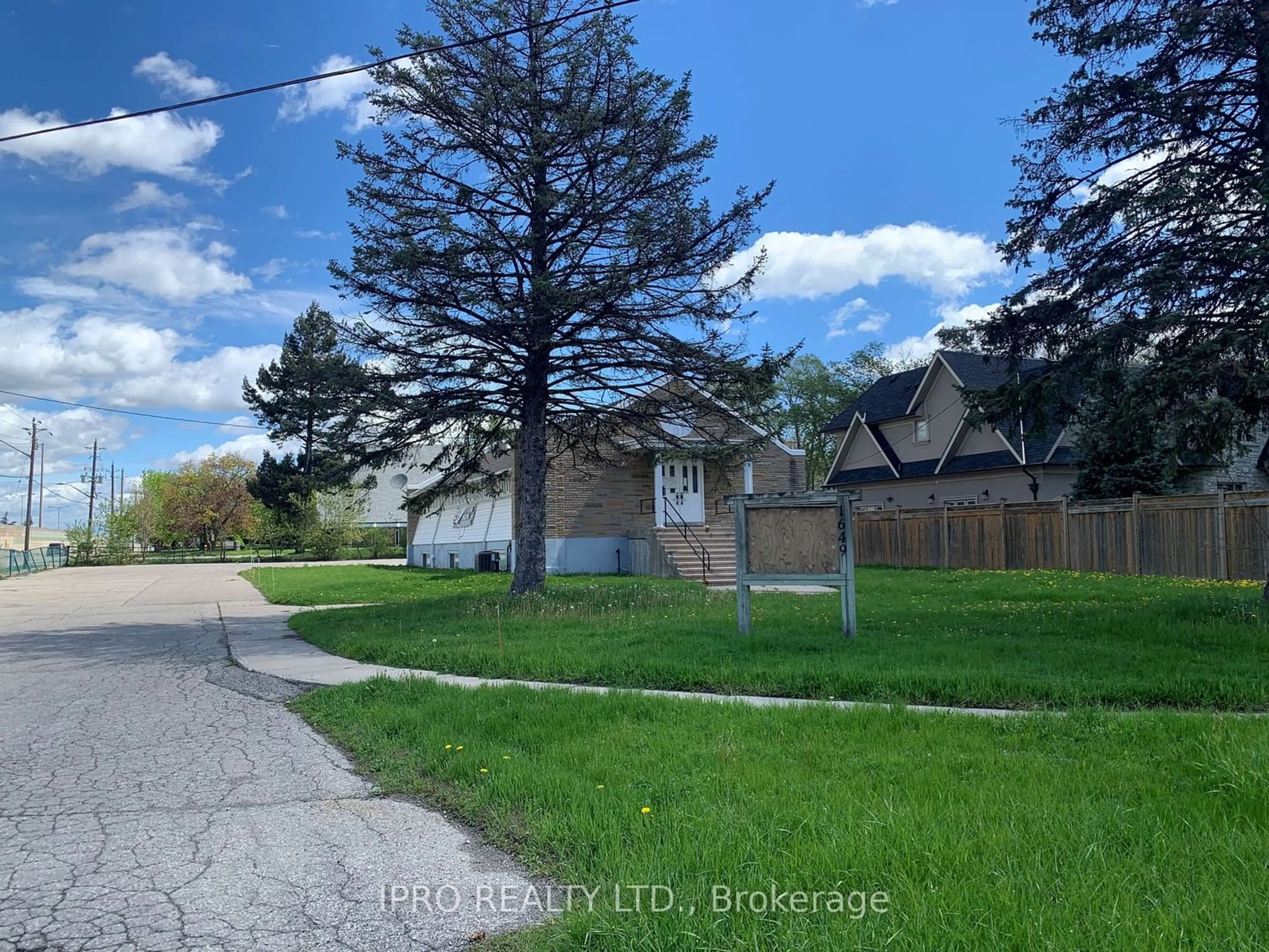 Frontside or backside of a home for 1649 Crediton Pkwy, Mississauga Ontario L5G 3X2