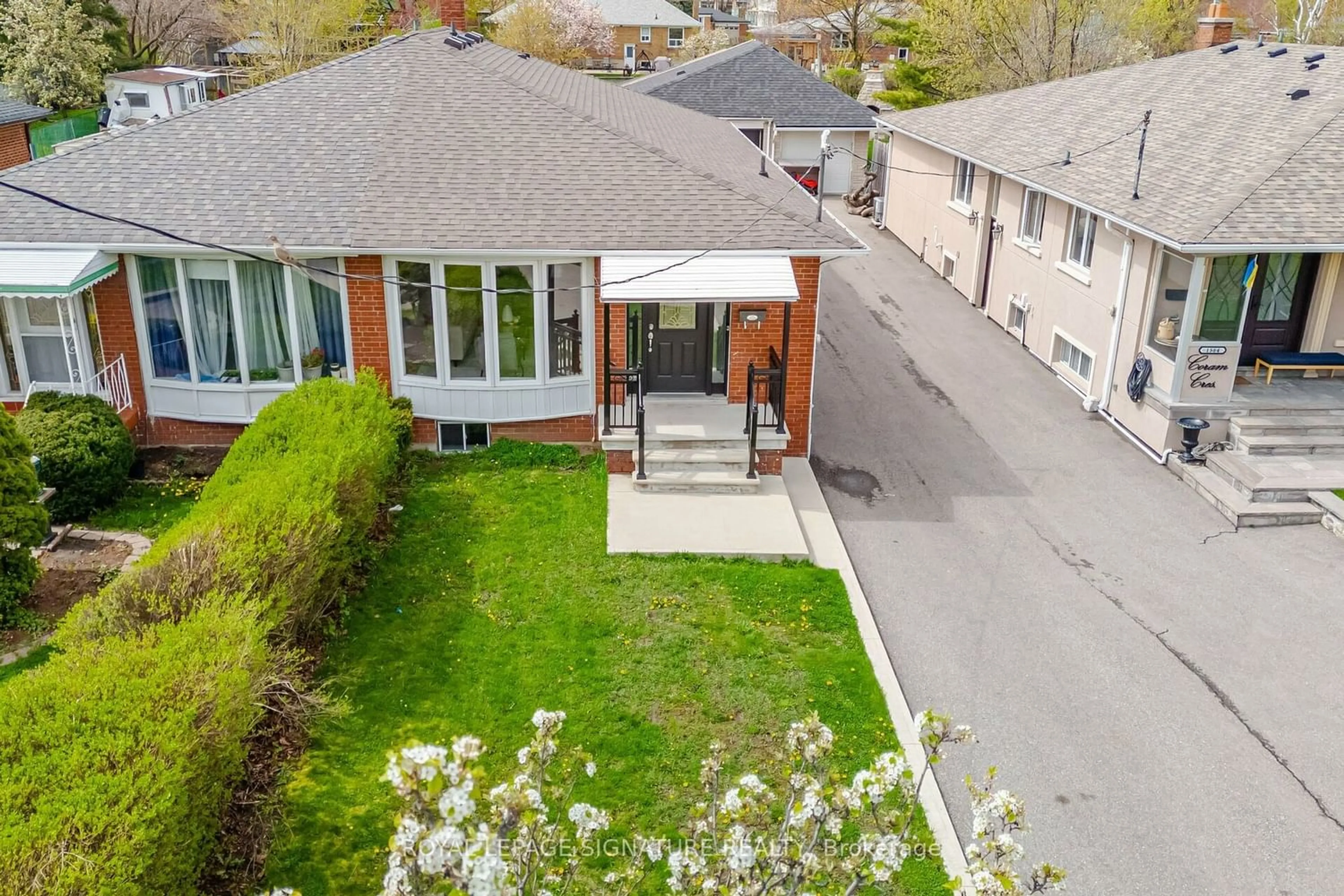 Frontside or backside of a home for 1586 Coram Cres, Mississauga Ontario L4X 1K9