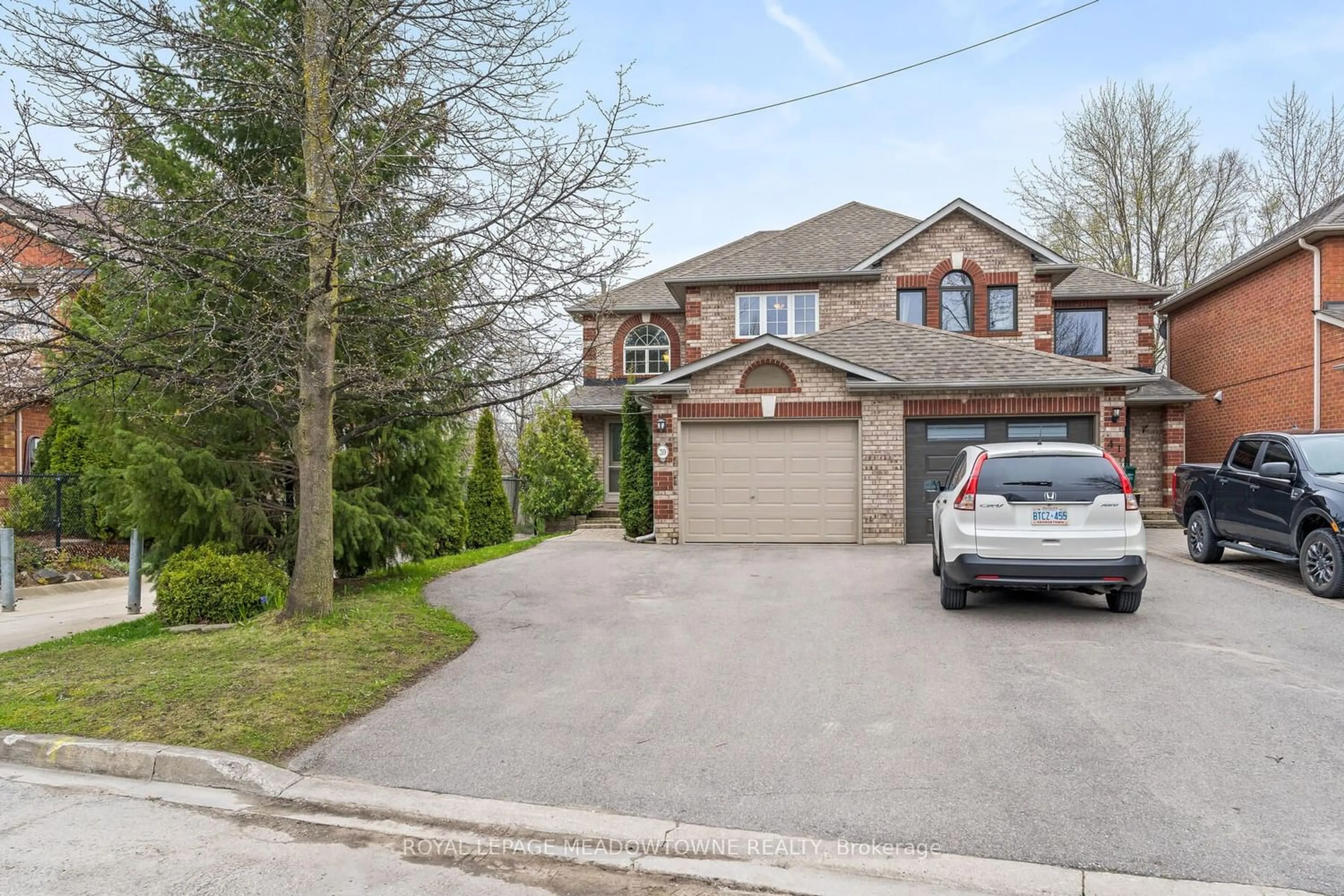 Frontside or backside of a home for 39 Mcclure Crt, Halton Hills Ontario L7G 5X6