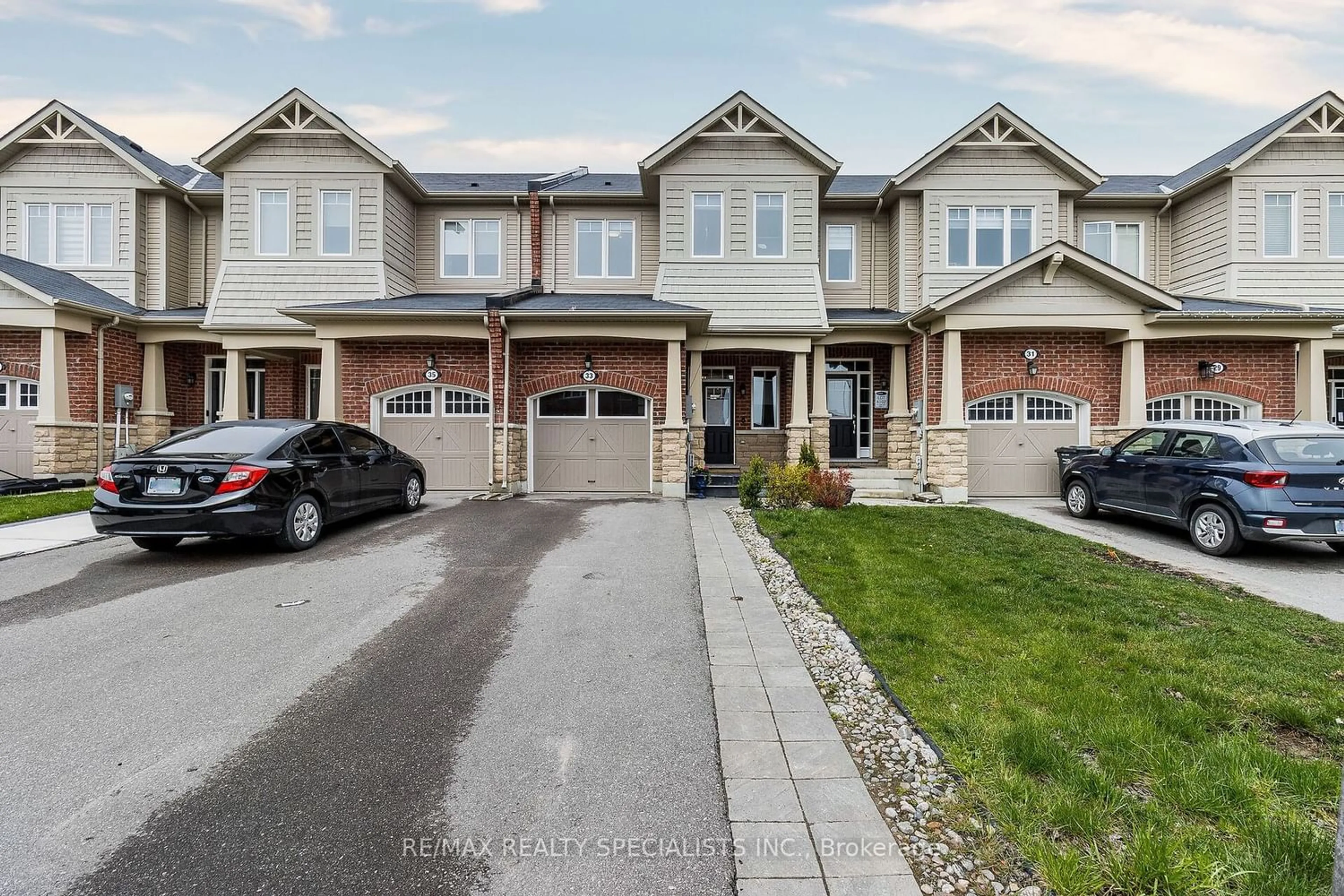 A pic from exterior of the house or condo for 33 Phyllis Dr, Caledon Ontario L7C 4E2