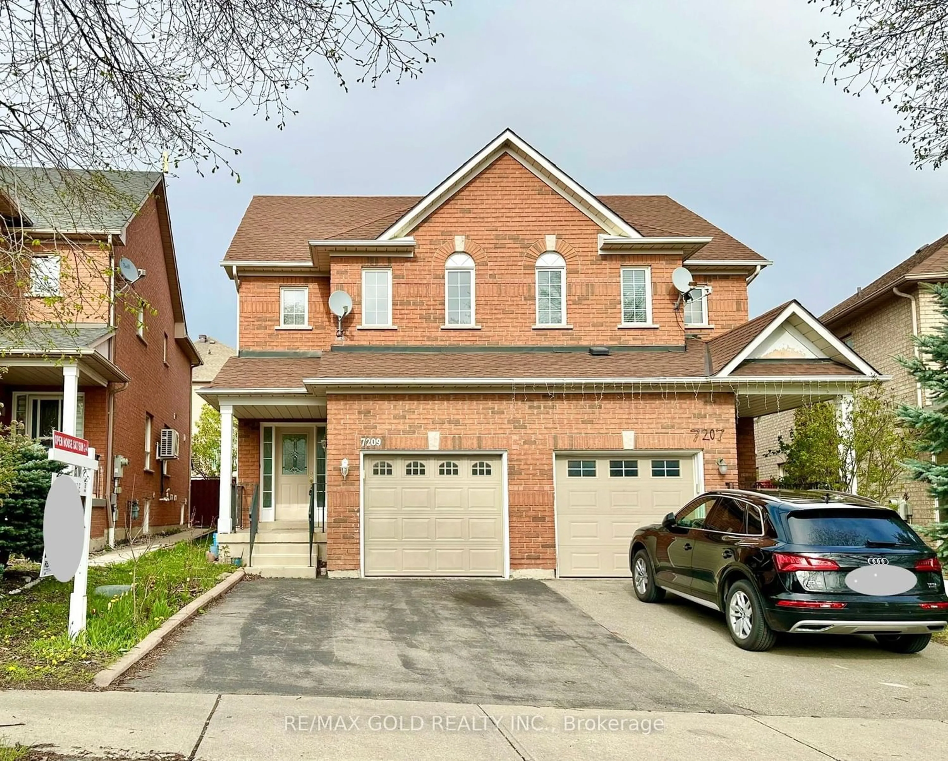 Home with brick exterior material for 7209 Aztec Hill, Mississauga Ontario L5W 1K2