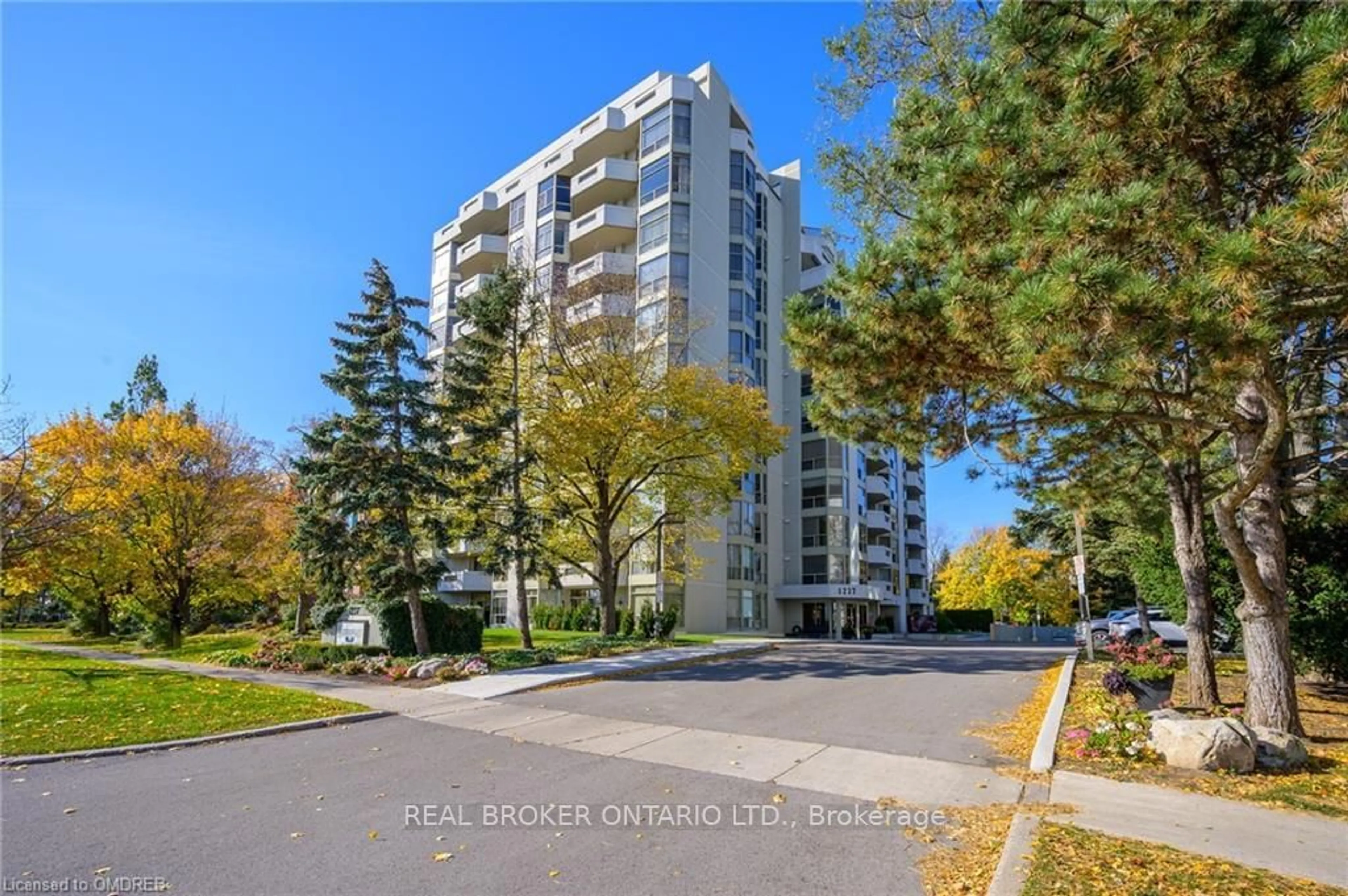 A pic from exterior of the house or condo for 1237 North Shore Blvd #301, Burlington Ontario L7S 2H8