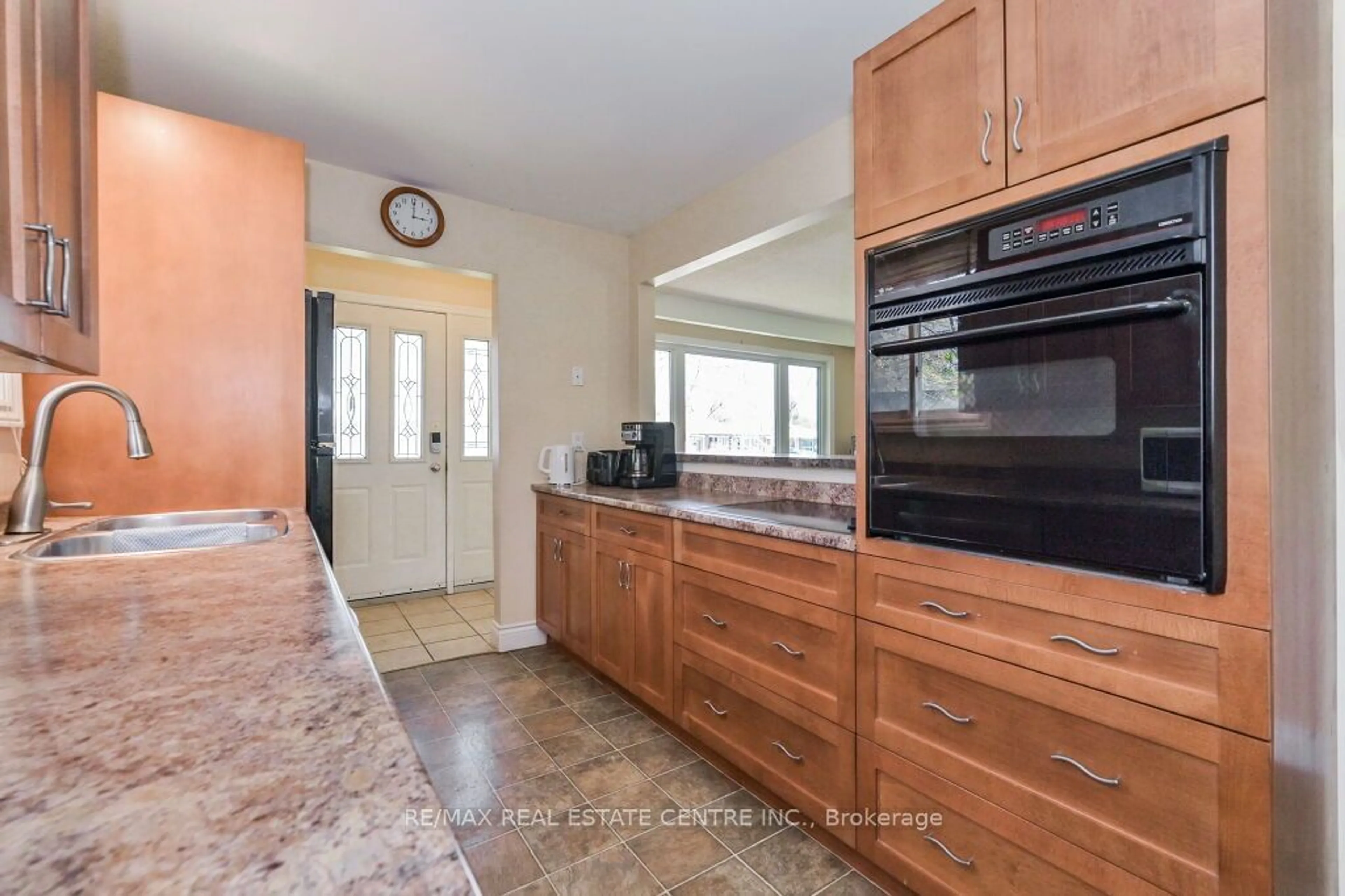 Standard kitchen for 62 Lawrence Ave, Orangeville Ontario L9W 1S7