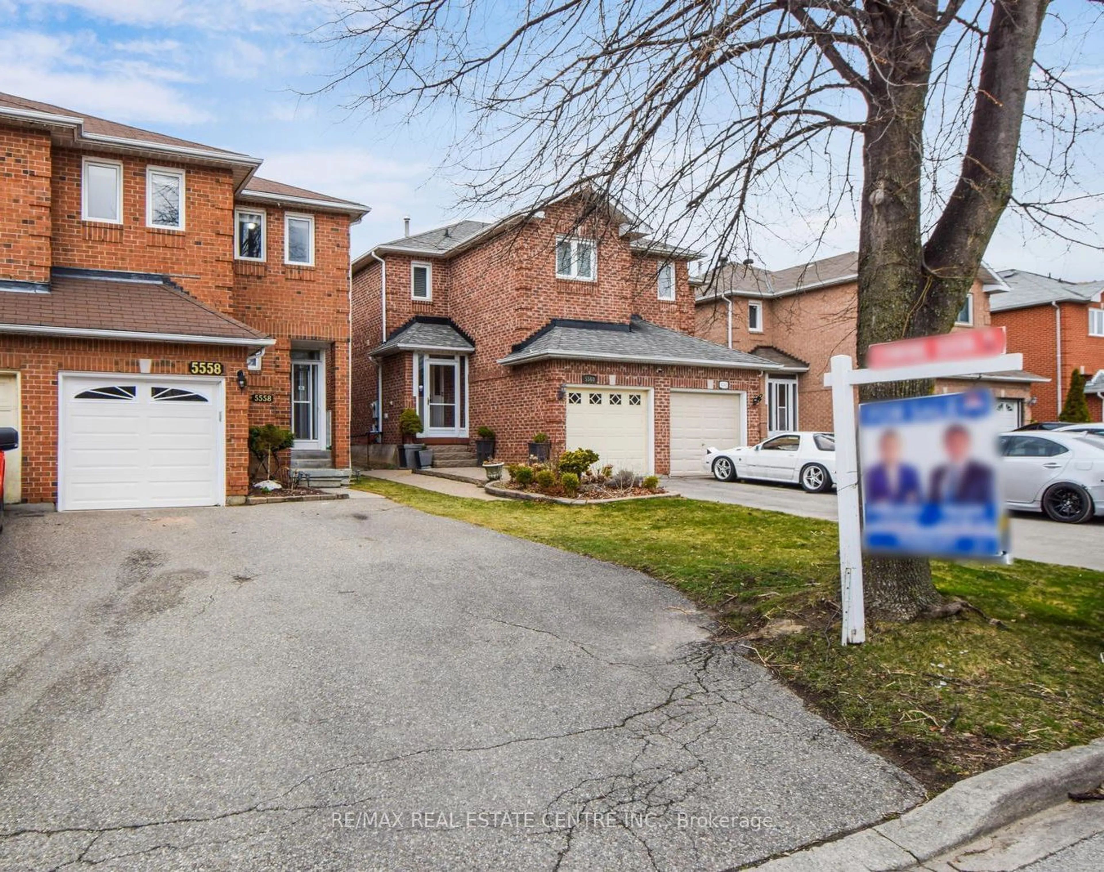 A pic from exterior of the house or condo for 5558 Cortina Cres, Mississauga Ontario L4Z 3R2