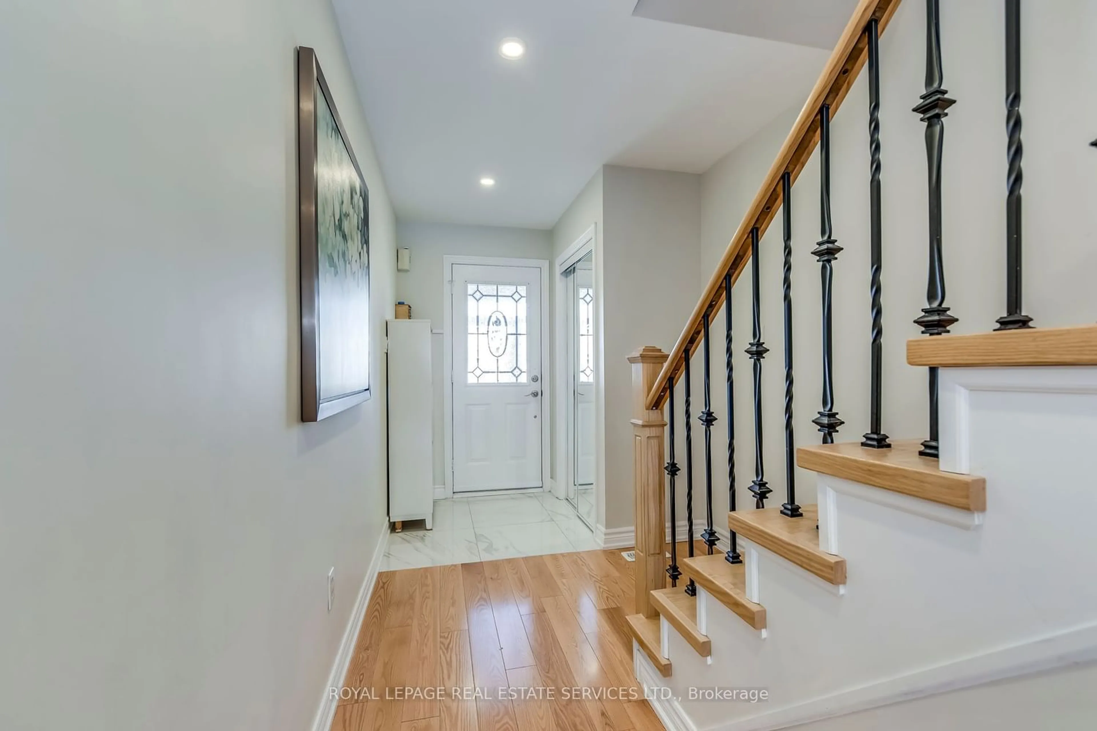 Indoor entryway for 1038 Windbrook Grve, Mississauga Ontario L5V 2N7